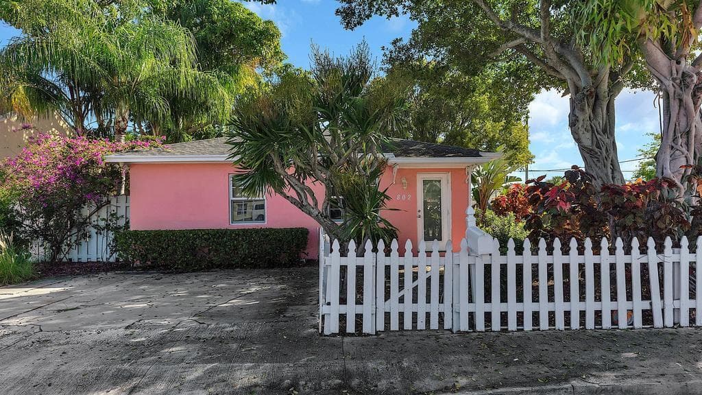 802 N J Street, Lake Worth Beach, FL 33460 — photo 4 of 24