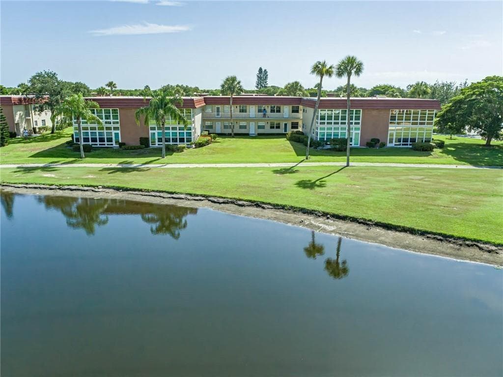 76 Royal Oak Drive 205, Vero Beach, FL 32962 — photo 3 of 37