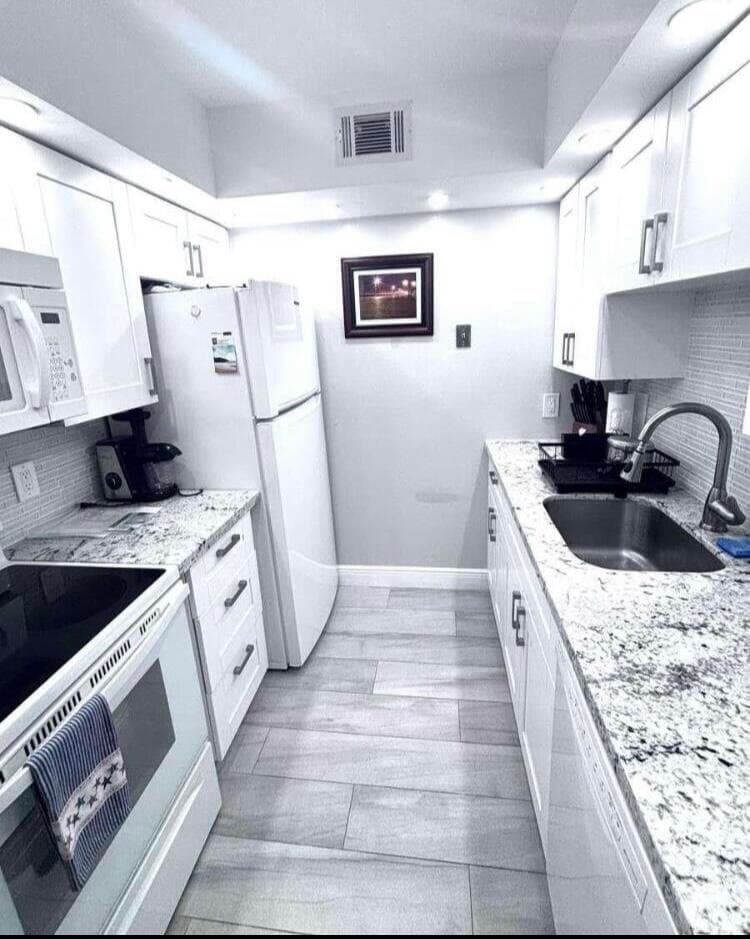 111 Briny Avenue 7-03, Pompano Beach, FL 33062 — photo 2 of 19