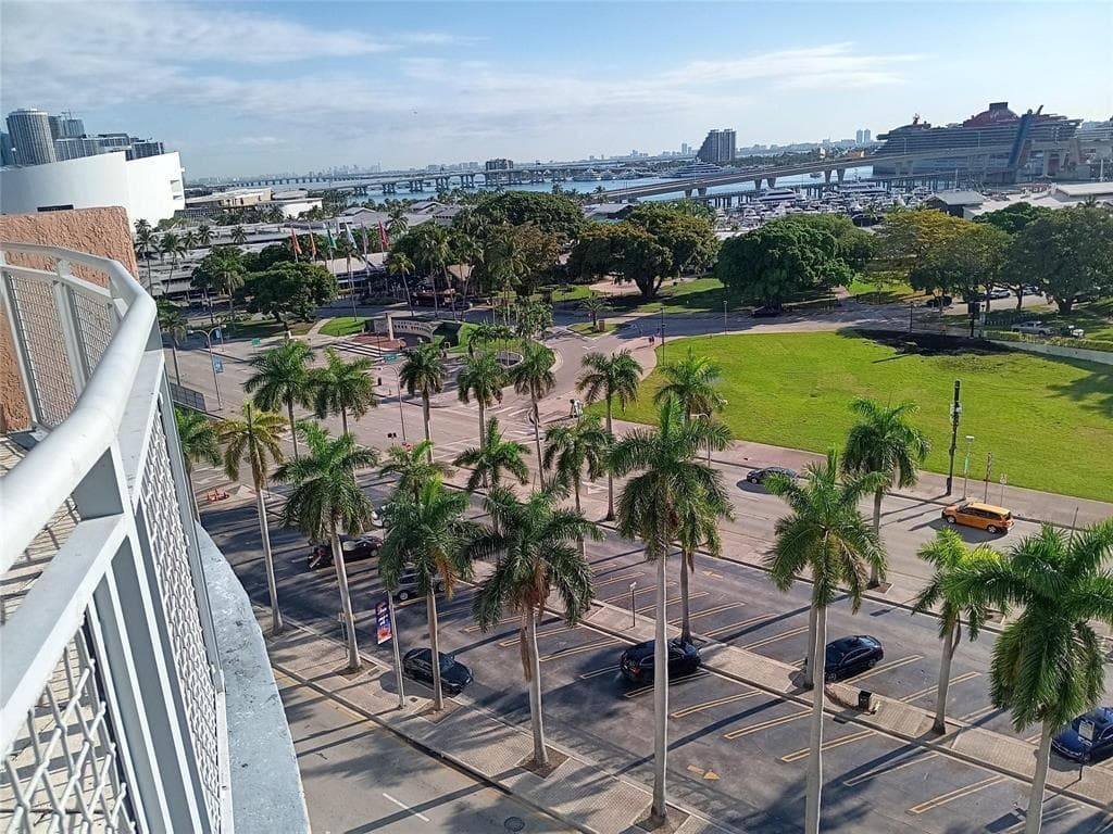 244 Biscayne Boulevard 2805, Miami, FL 33132 — photo 19 of 21