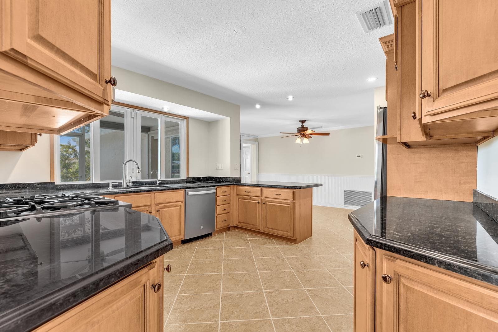2411 NW 87th Avenue, Sunrise, FL 33322 — photo 22 of 68