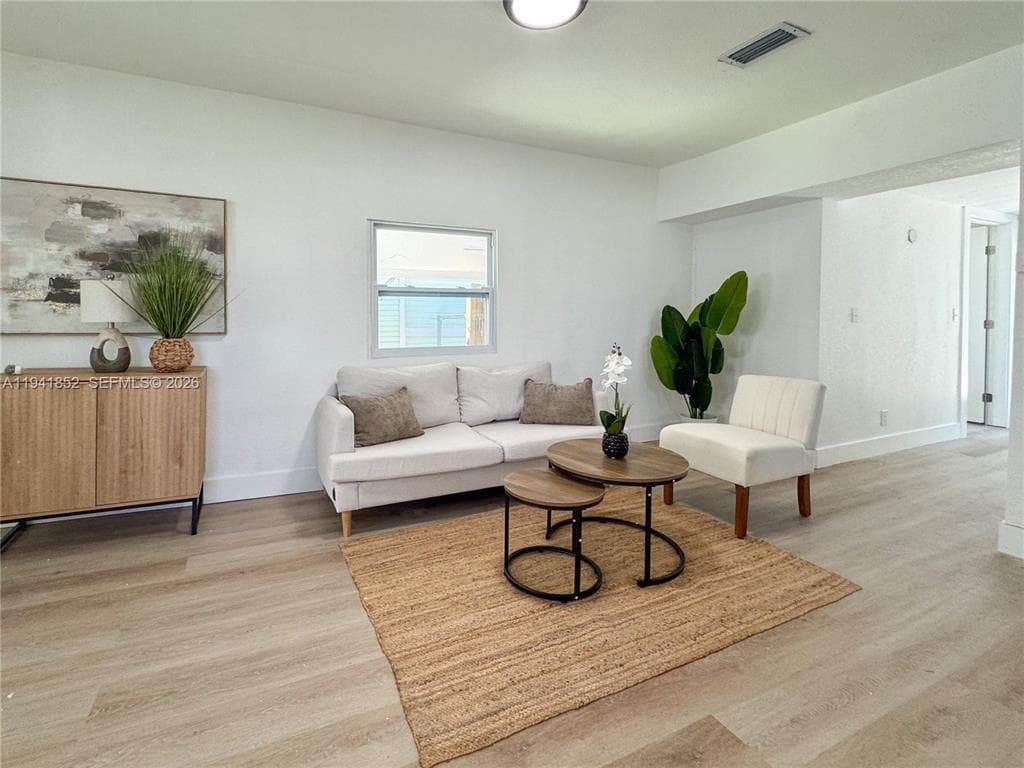 953 NE 37th Street, Oakland Park, FL 33334 — photo 3 of 8