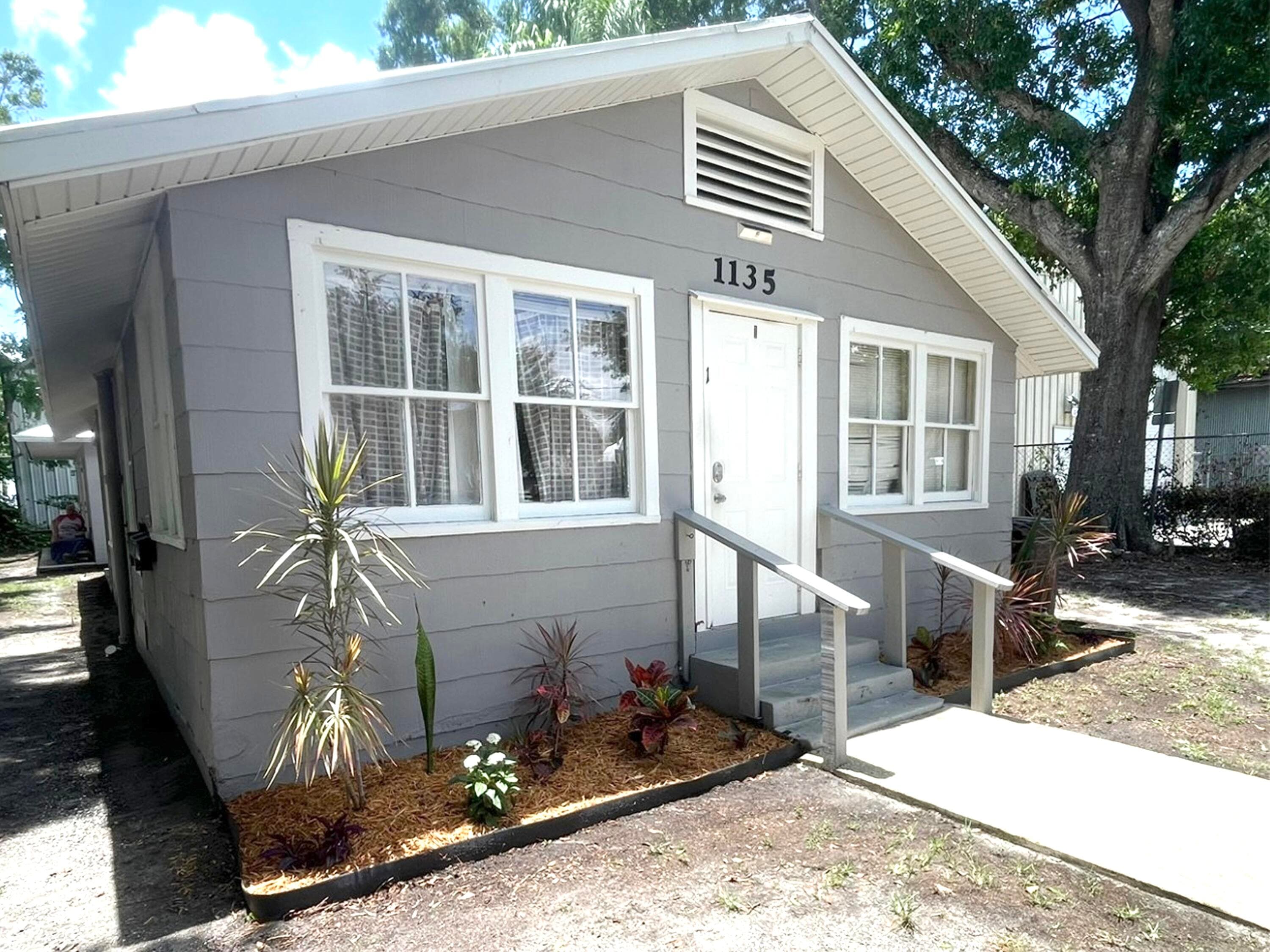 1135 17th Place, Vero Beach, FL 32960 — photo 1 of 9