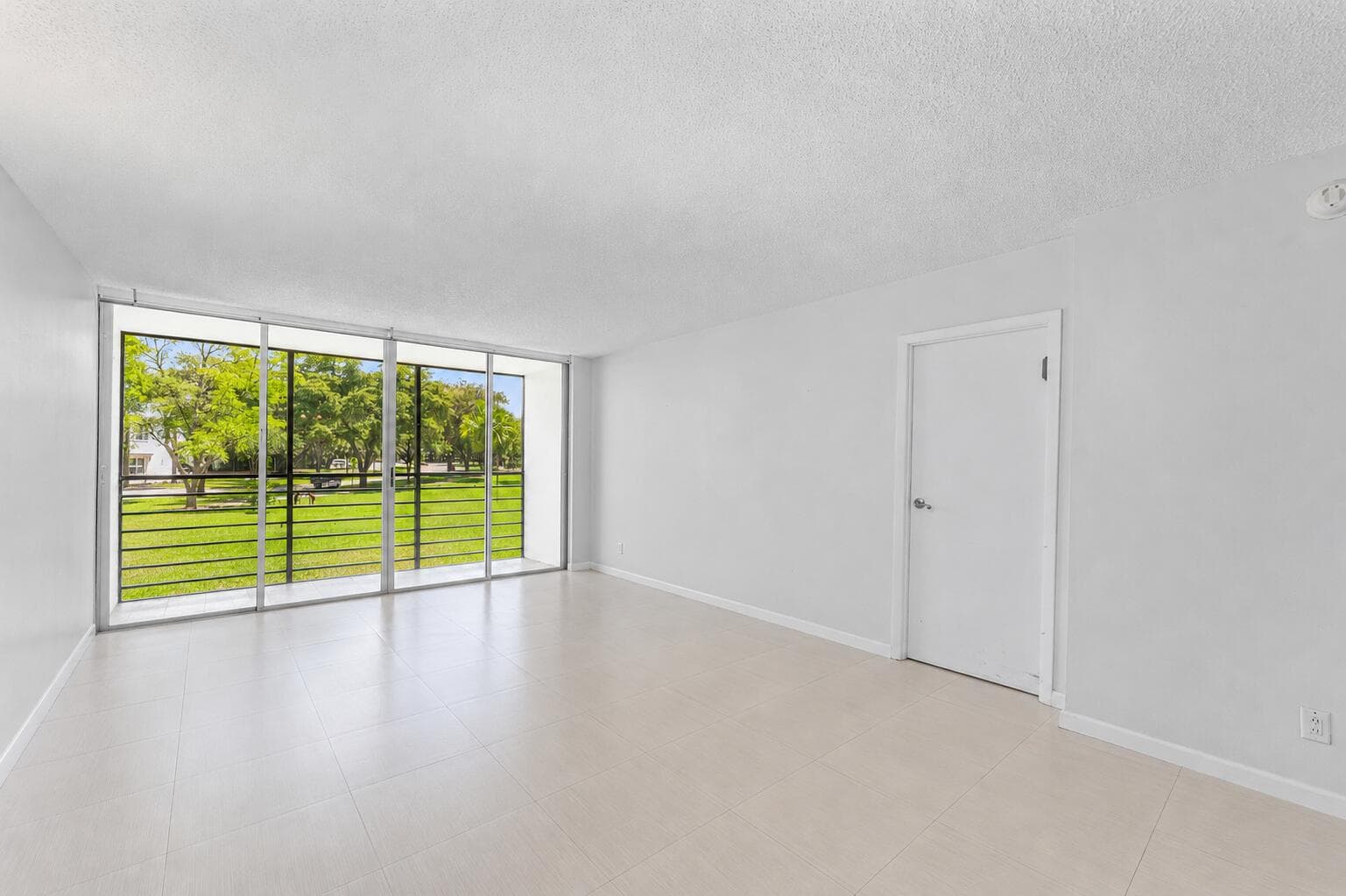 20500 W Country Club Drive 210, Aventura, FL 33180 — photo 7 of 41