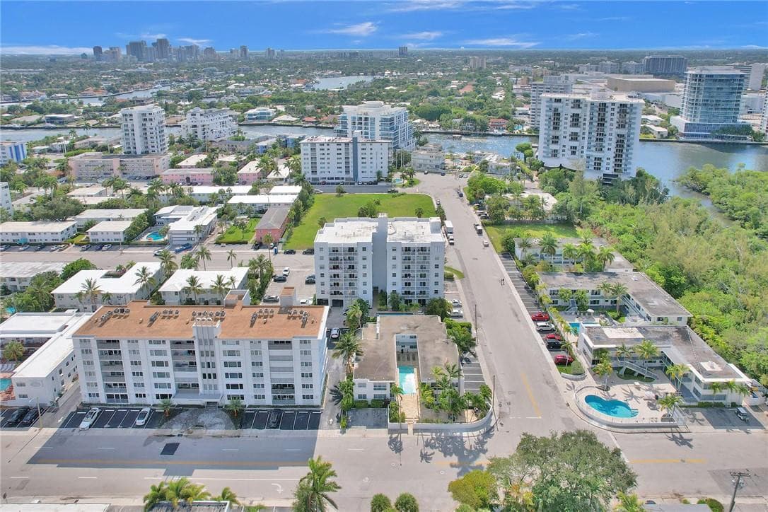 720 Orton Avenue 404, Fort Lauderdale, FL 33304 — photo 19 of 47