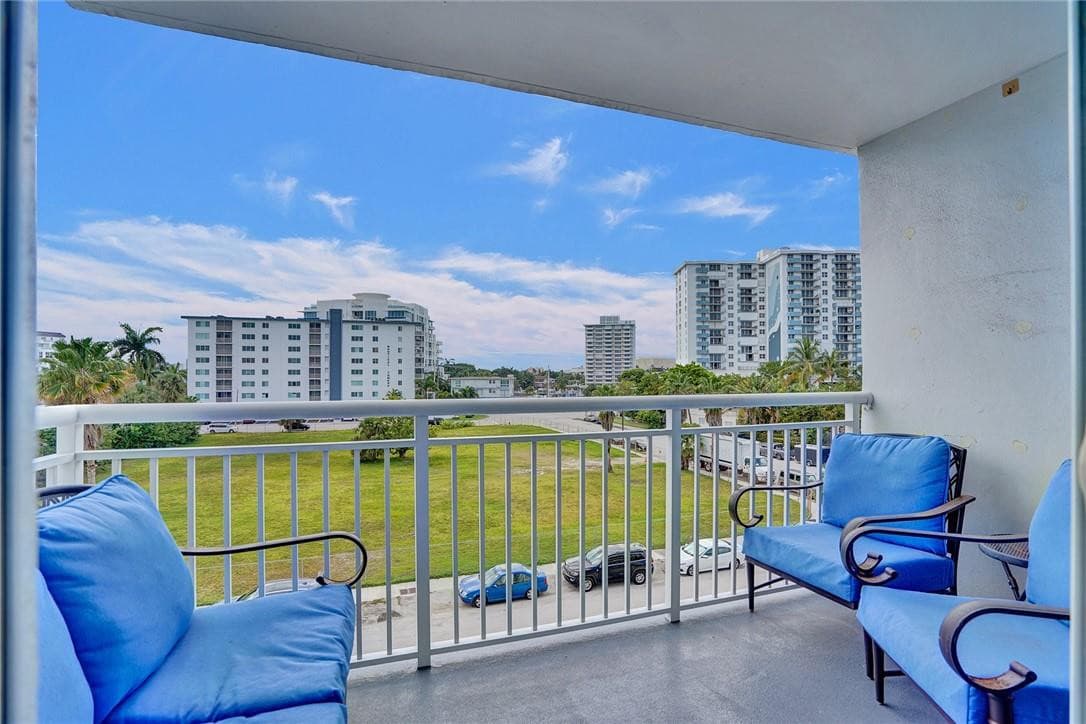 720 Orton Avenue 404, Fort Lauderdale, FL 33304 — photo 25 of 47