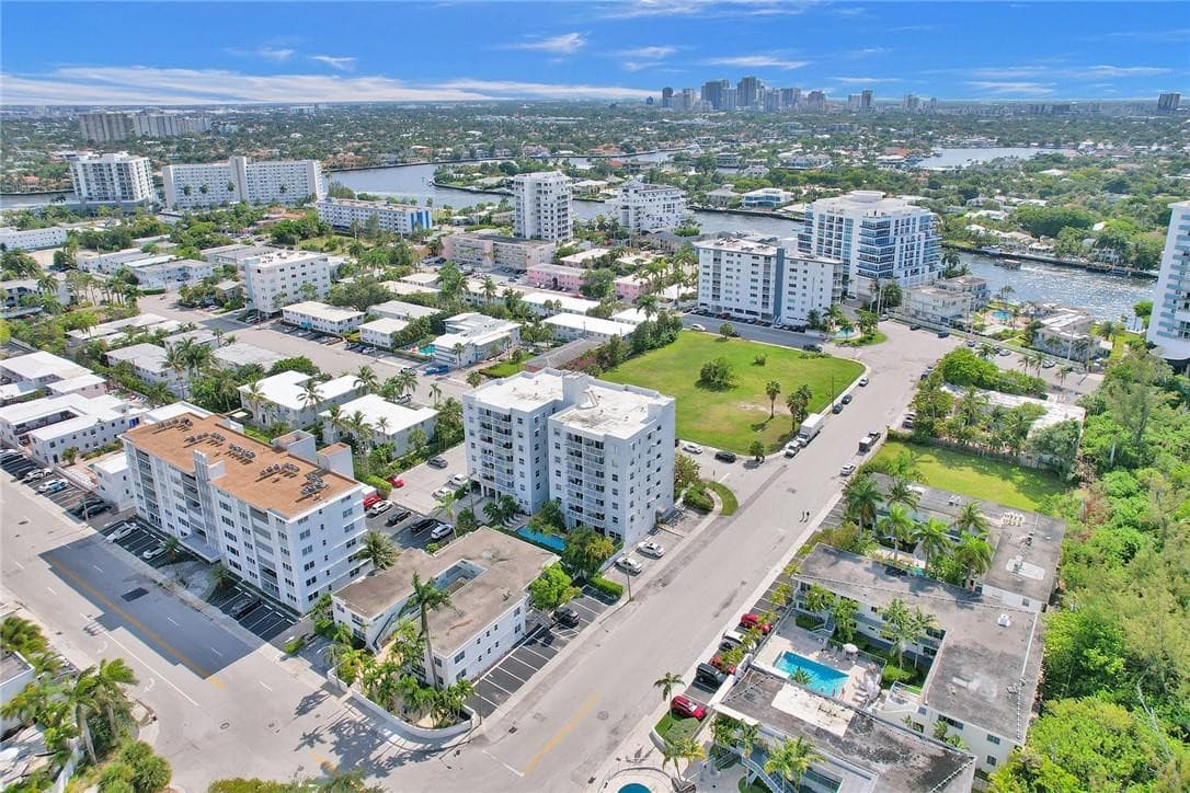 720 Orton Avenue 404, Fort Lauderdale, FL 33304 — photo 38 of 47