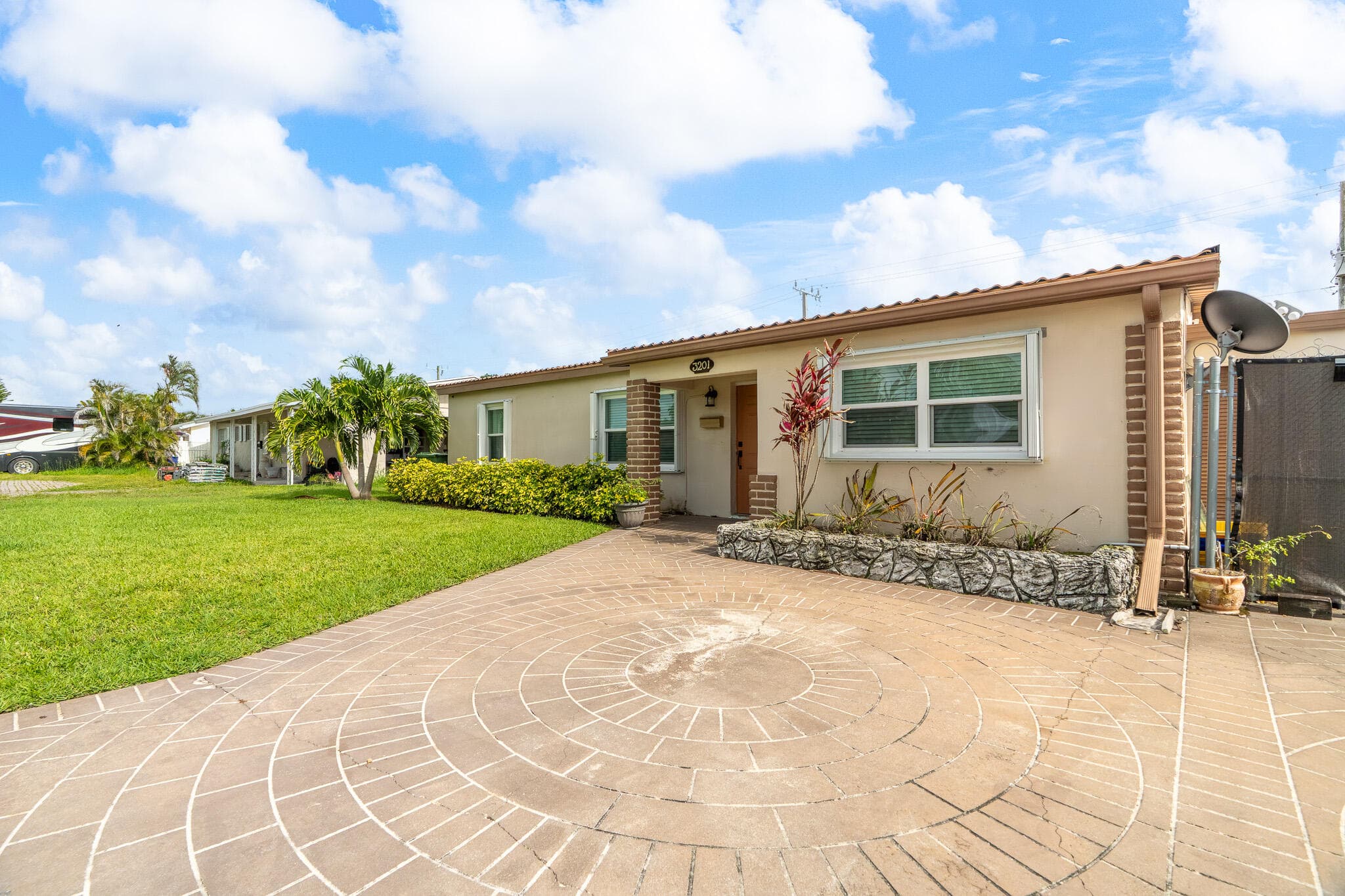 3201 Alice Drive, Palm Springs, FL 33461 — photo 8 of 65