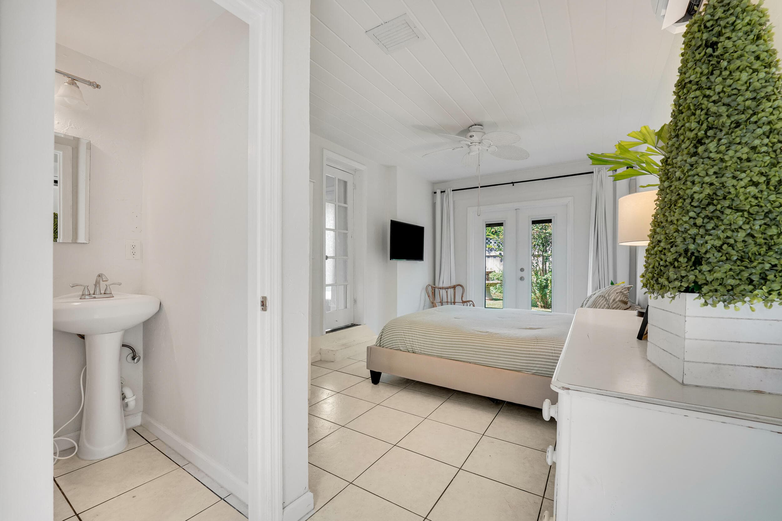 1236 NE 13th Avenue, Fort Lauderdale, FL 33304 — photo 13 of 41