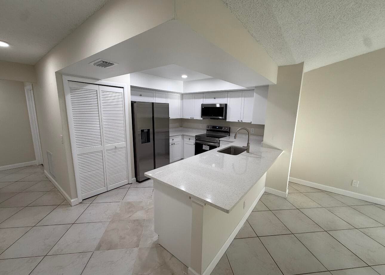 9083 W Highland Pines Drive 9083, Palm Beach Gardens, FL 33418 — photo 5 of 10