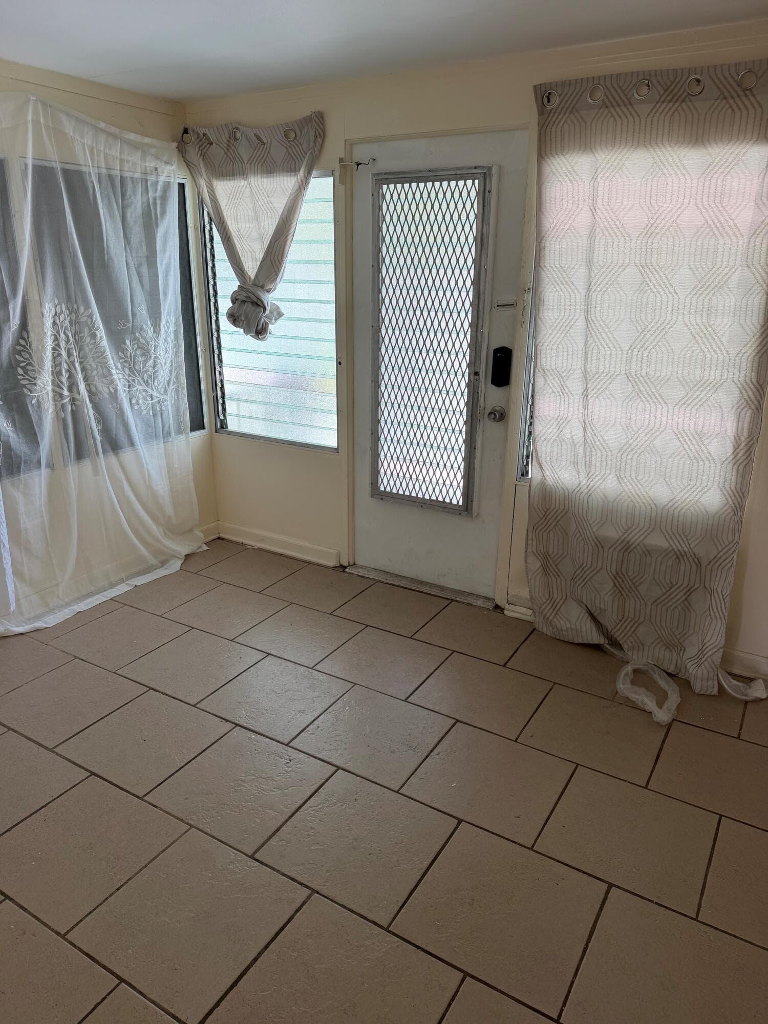 820 SW 1st Place, Hallandale Beach, FL 33009 — photo 5 of 10