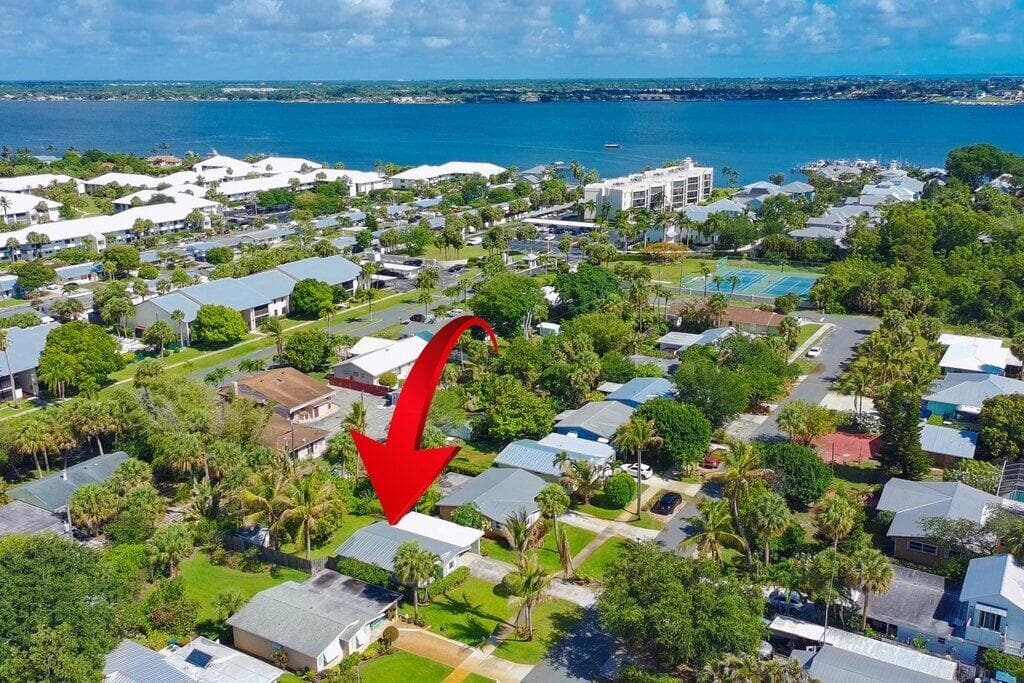 262 SE Monterey Avenue, Stuart, FL 34996 — photo 7 of 43