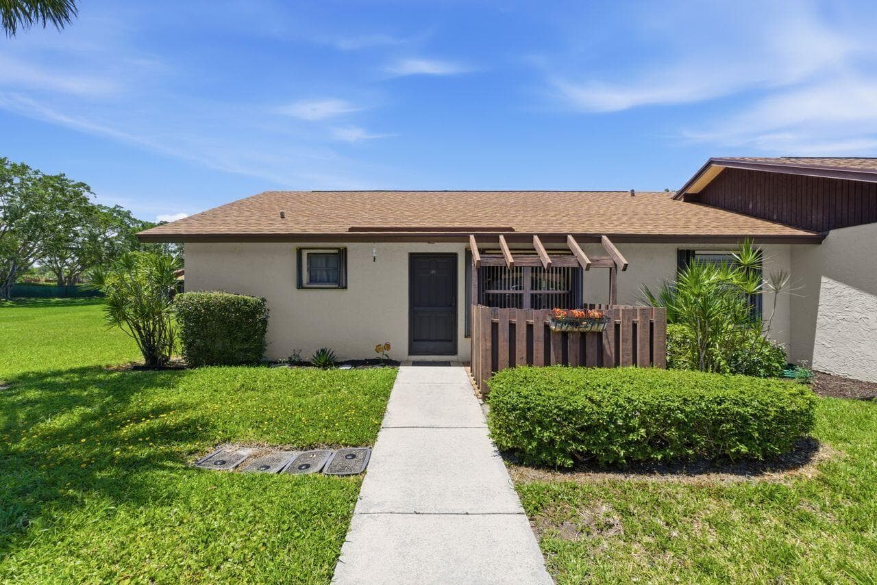 21 Vía De Casas Norte, Boynton Beach, FL 33426 — photo 1 of 33