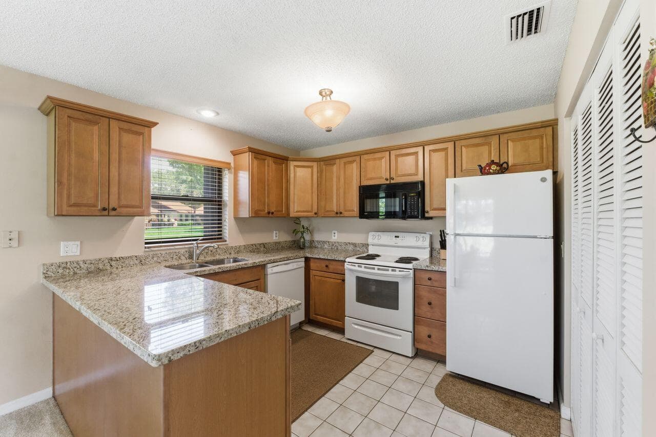 21 Vía De Casas Norte, Boynton Beach, FL 33426 — photo 20 of 33