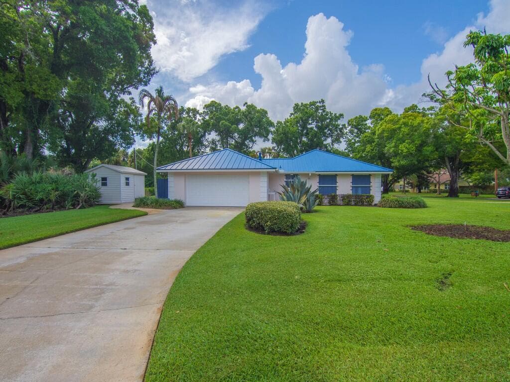 2301 Avalon Avenue, Vero Beach, FL 32960 — photo 10 of 54