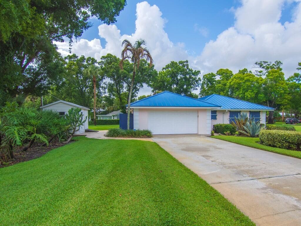 2301 Avalon Avenue, Vero Beach, FL 32960 — photo 11 of 54
