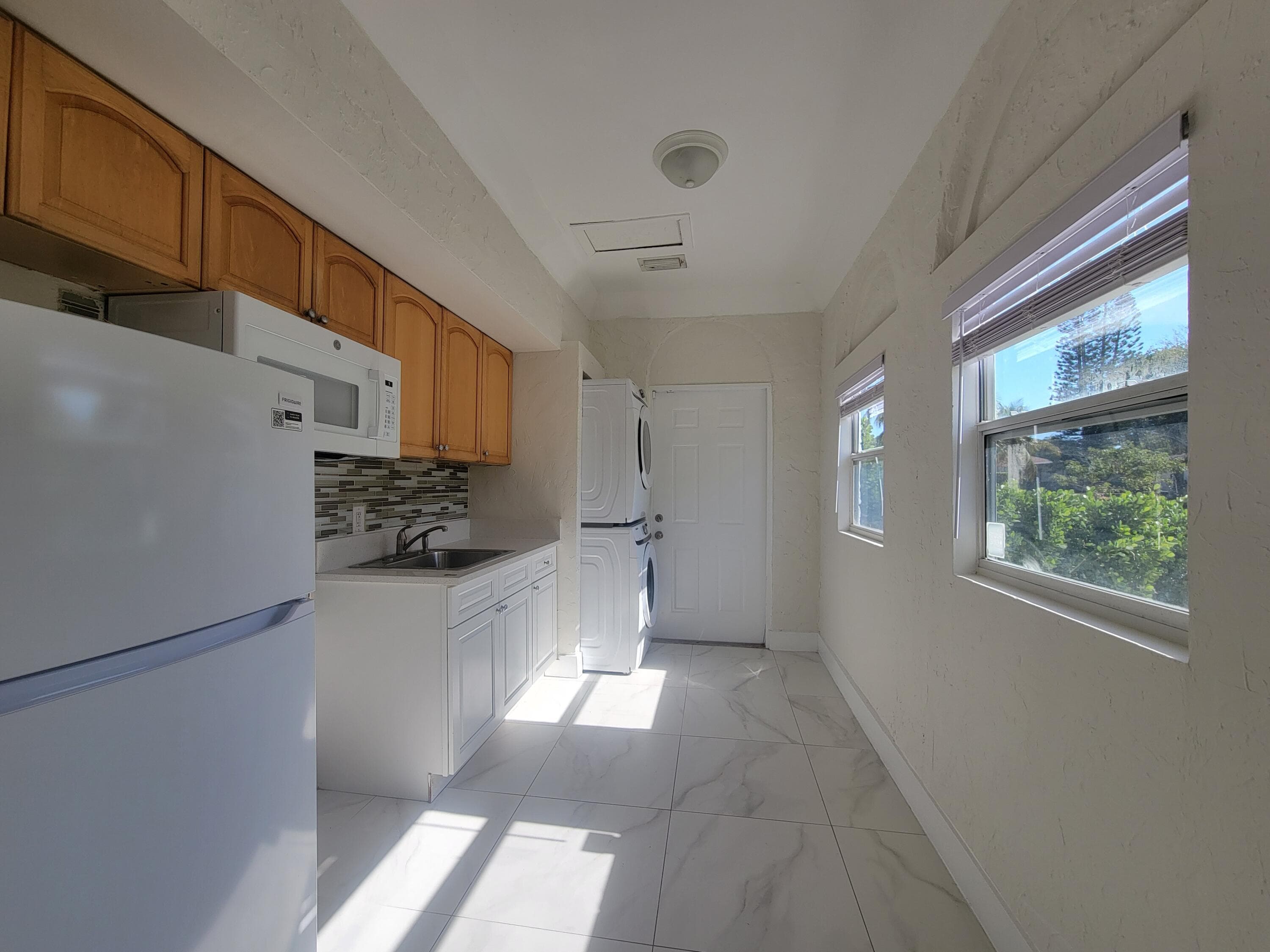 933 37th Street, West Palm Beach, FL 33407 — photo 4 of 10