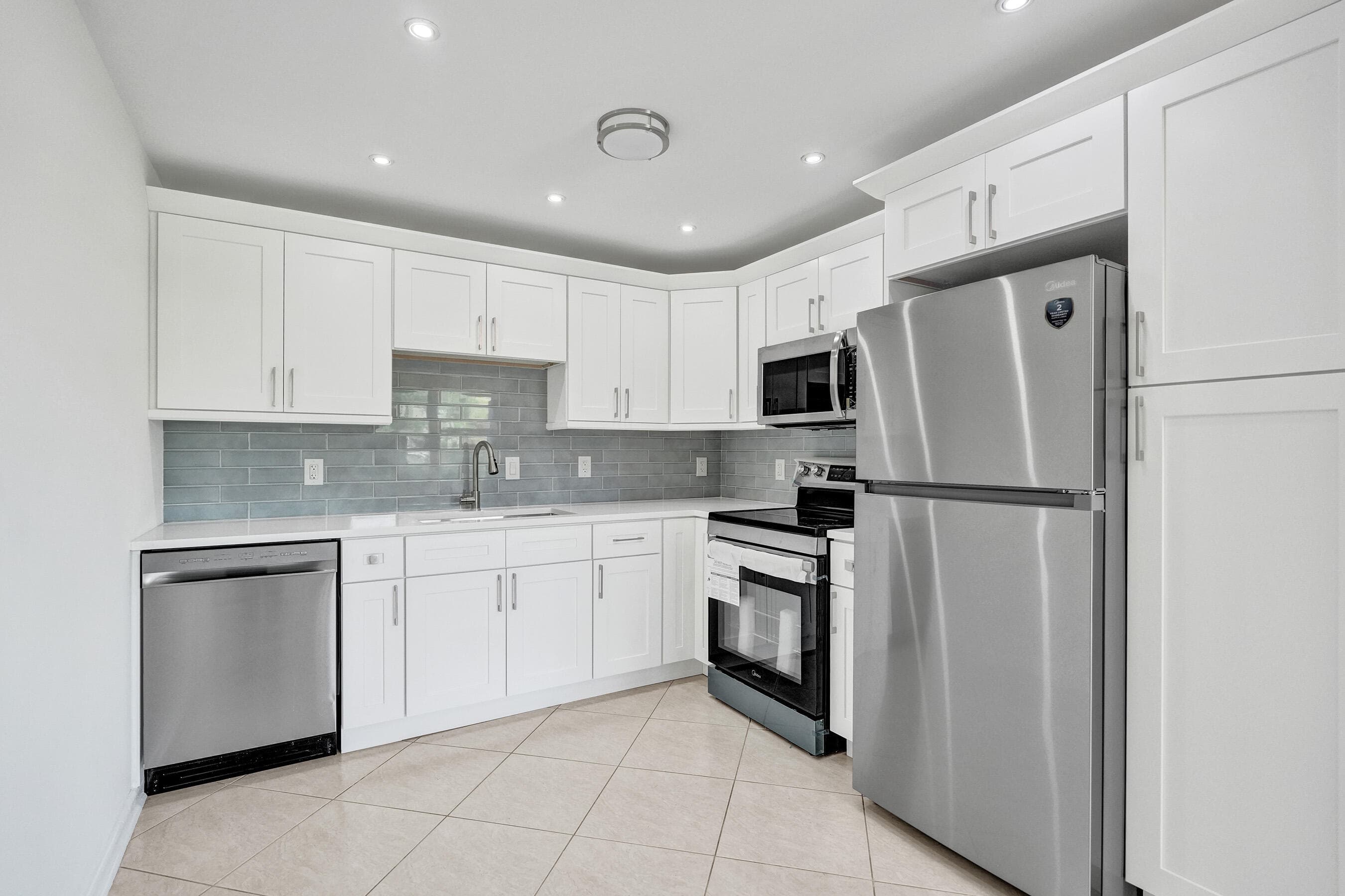 1112 Oakridge 1112, Deerfield Beach, FL 33442 — photo 3 of 37