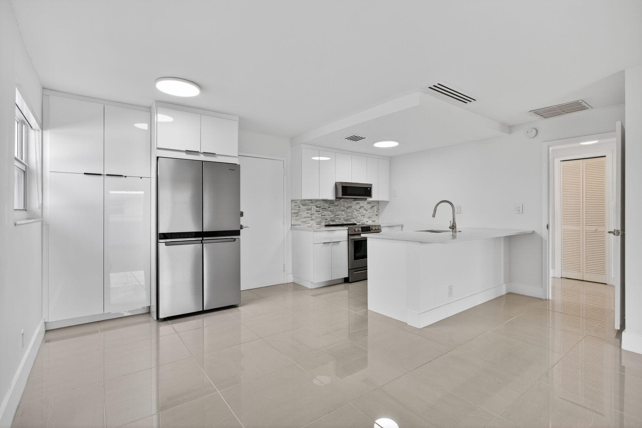 3212 NE 12th Street Apt 204, Pompano Beach, FL 33062 — photo 3 of 27