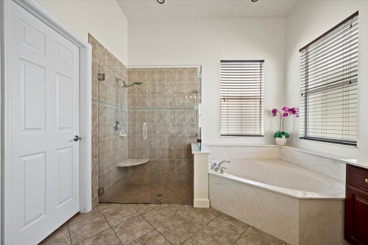 8203 Calterra Drive, Palm Beach Gardens, FL 33418 — photo 15 of 29