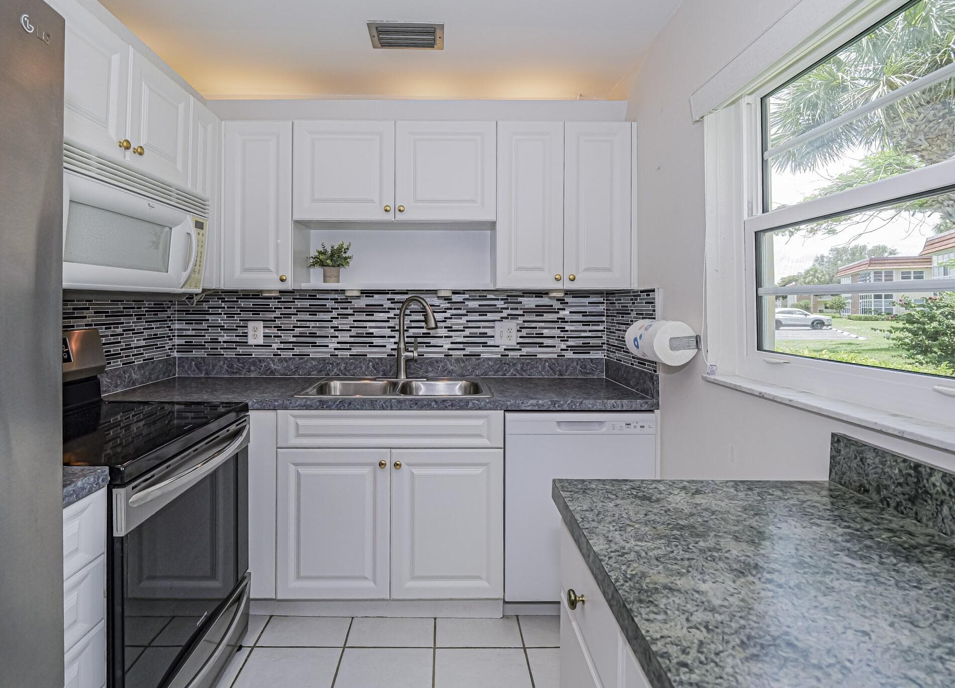 109 Spring Lake Court 105, Vero Beach, FL 32962 — photo 8 of 36