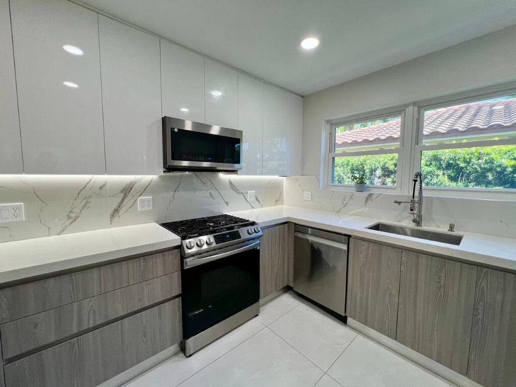 1042 Tyler Street, Hollywood, FL 33019 — photo 13 of 15