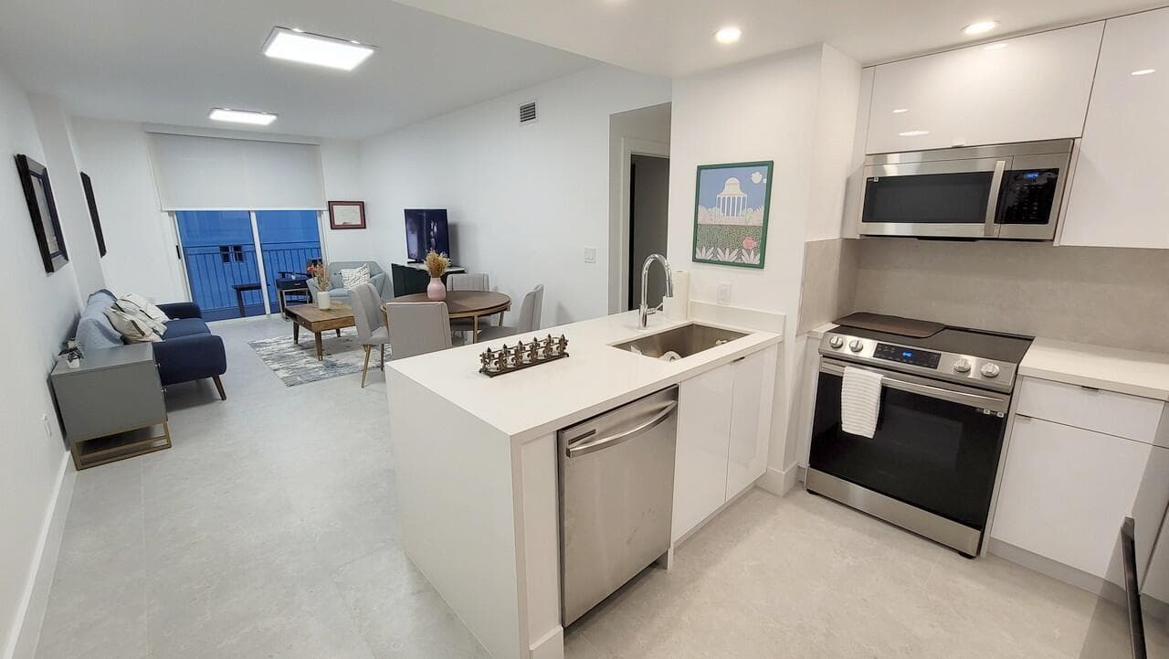 185 SE 14th Terrace 2402, Miami, FL 33131 — photo 13 of 21