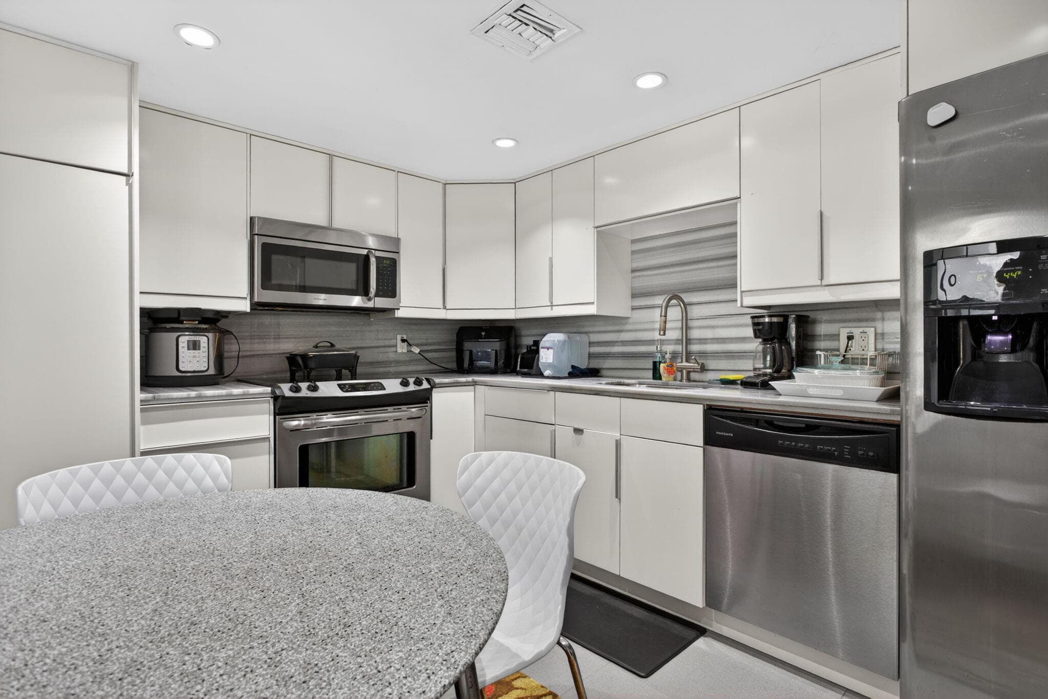 901 W Cypress Lane 103, Pompano Beach, FL 33069 — photo 5 of 42