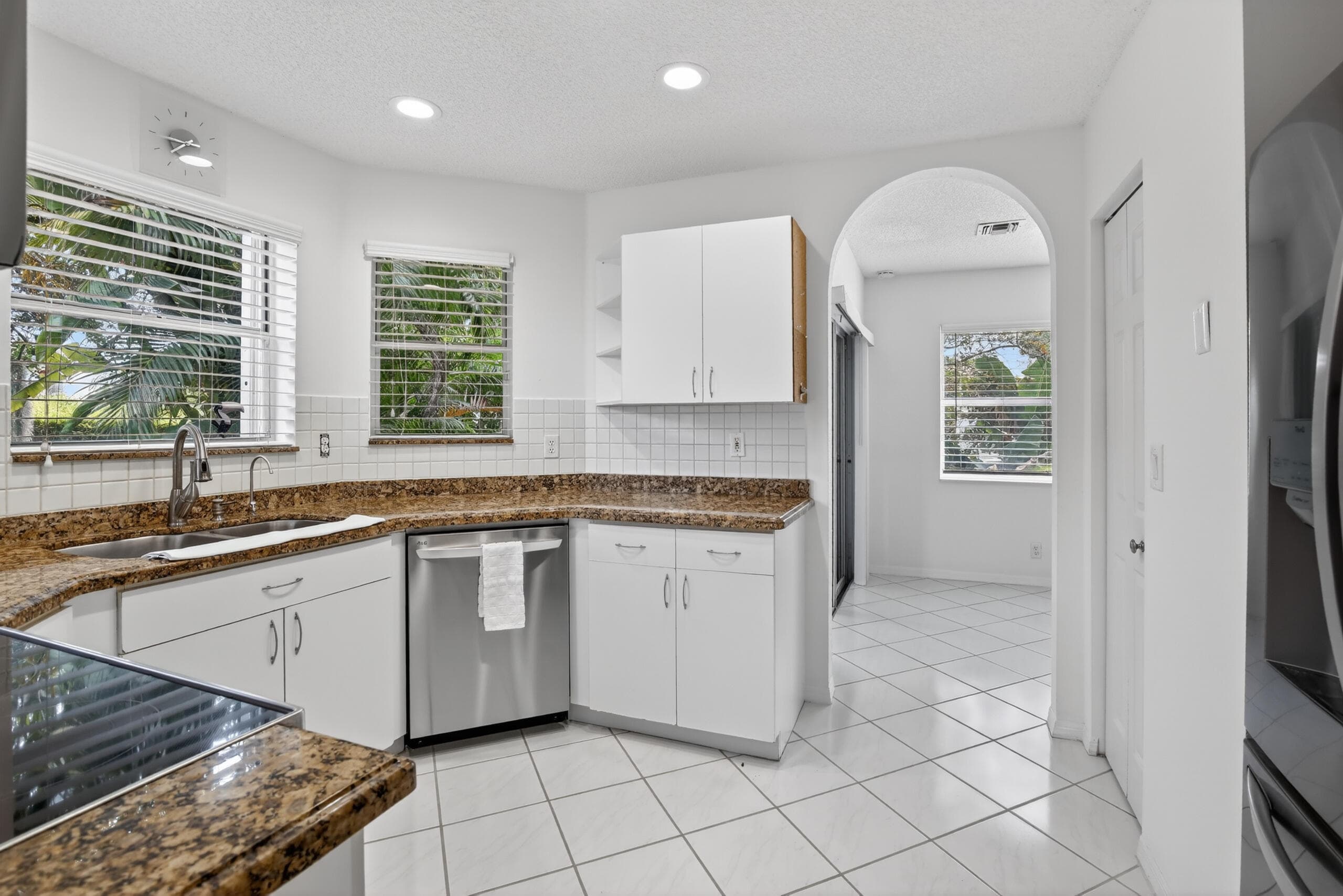 10690 NW 2nd Circle, Pembroke Pines, FL 33026 — photo 13 of 40