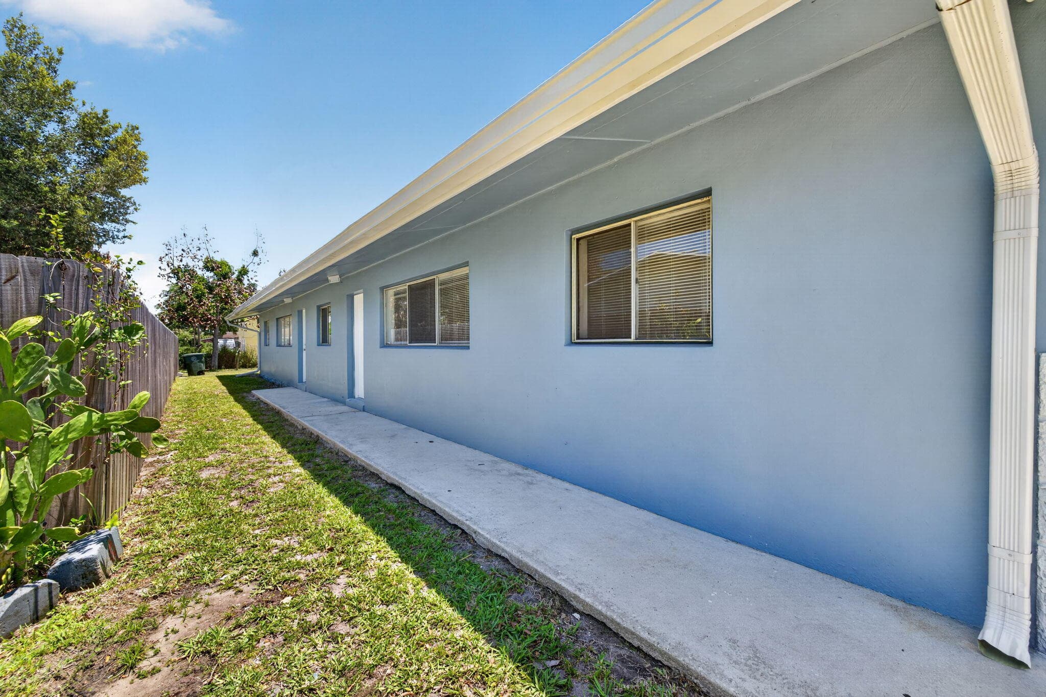 812 N 24th Street, Fort Pierce, FL 34950 — photo 3 of 41