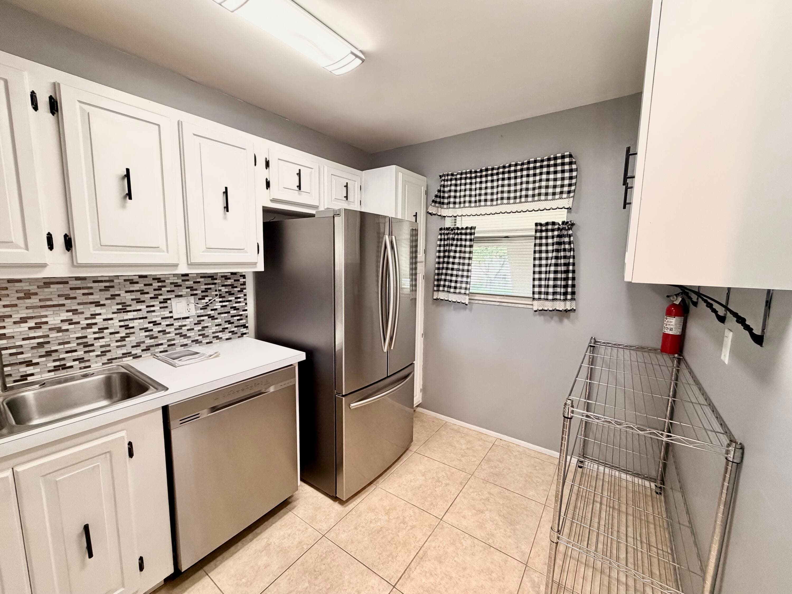 120 Lake Evelyn Drive, West Palm Beach, FL 33411 — photo 5 of 32