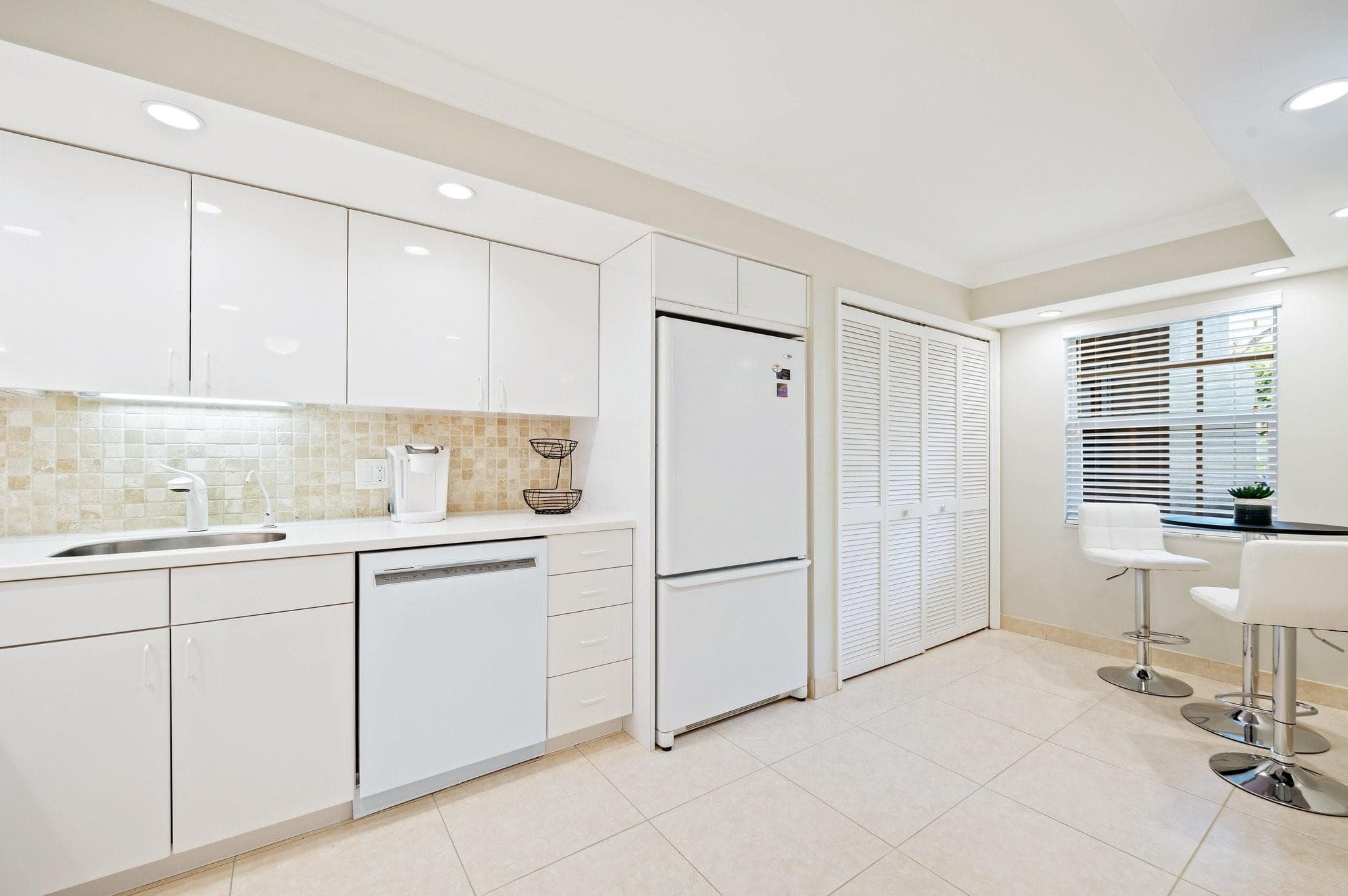 3700 Oaks Clubhouse Drive 106, Pompano Beach, FL 33069 — photo 10 of 30