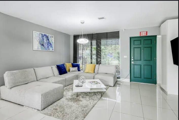 1905 N 45th Avenue, Hollywood, FL 33021 — photo 2 of 17