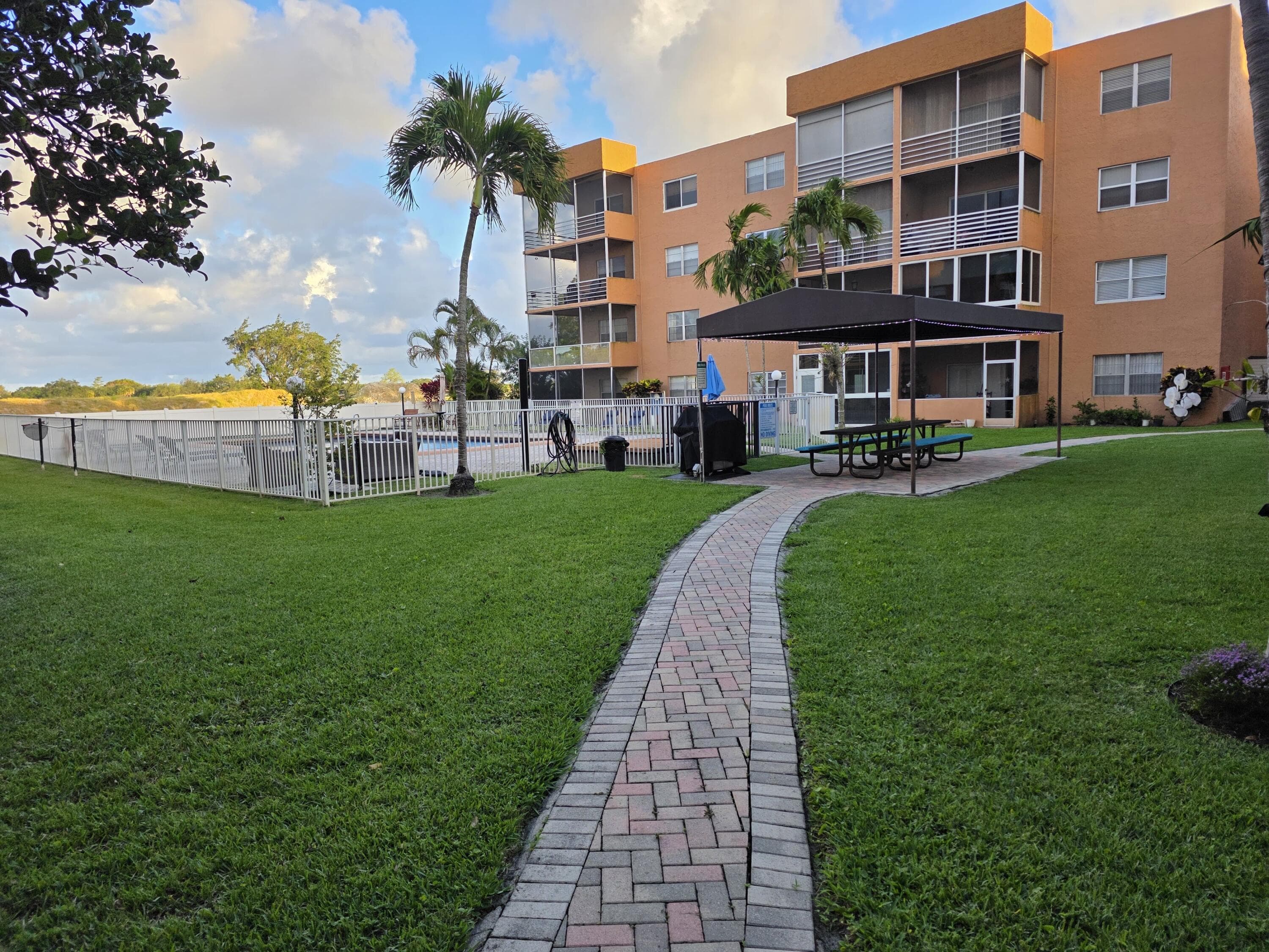 3048 E Sunrise Lakes Drive E 412, Sunrise, FL 33322 — photo 1 of 8