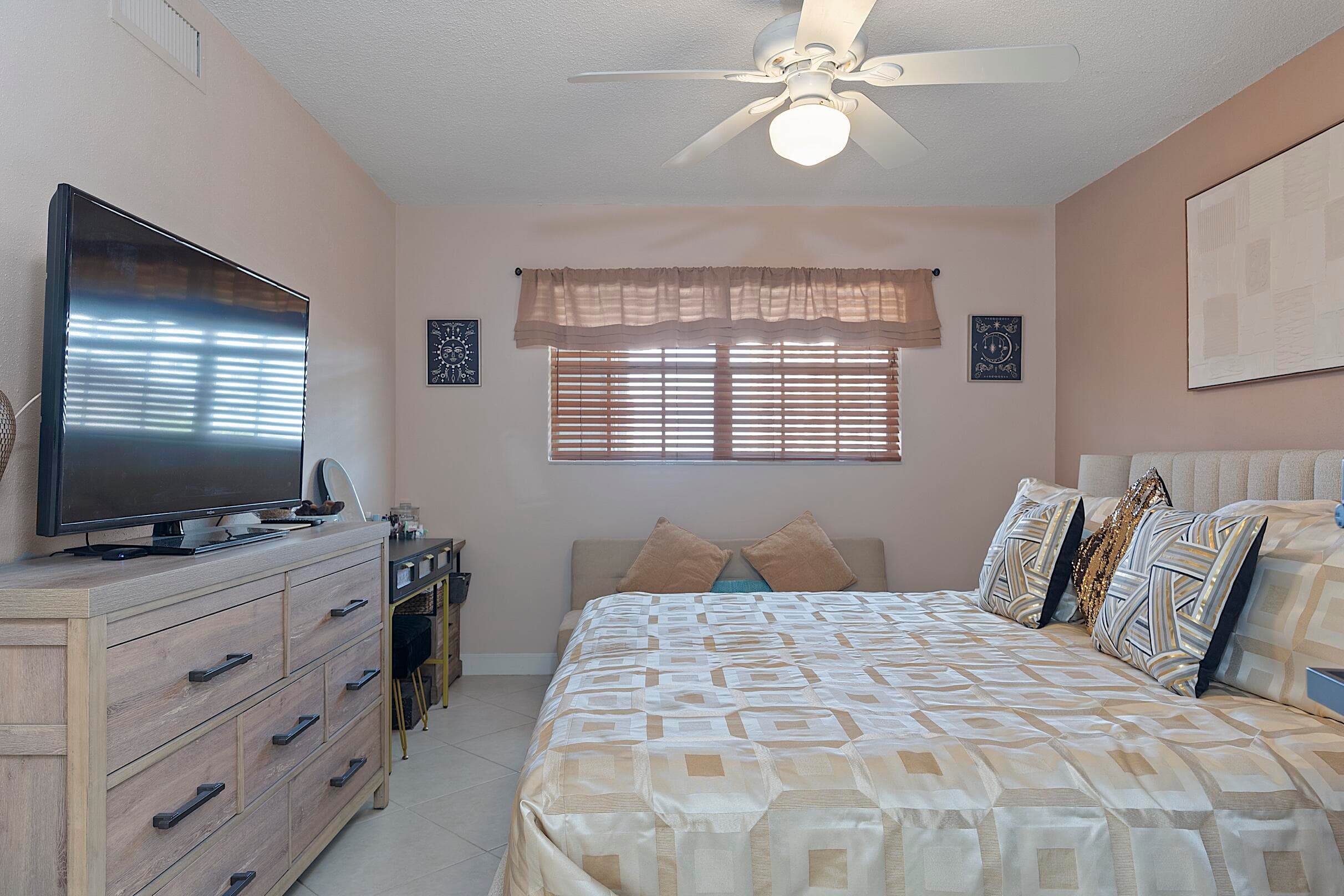455 Paradise Isle Boulevard 404, Hallandale Beach, FL 33009 — photo 37 of 55