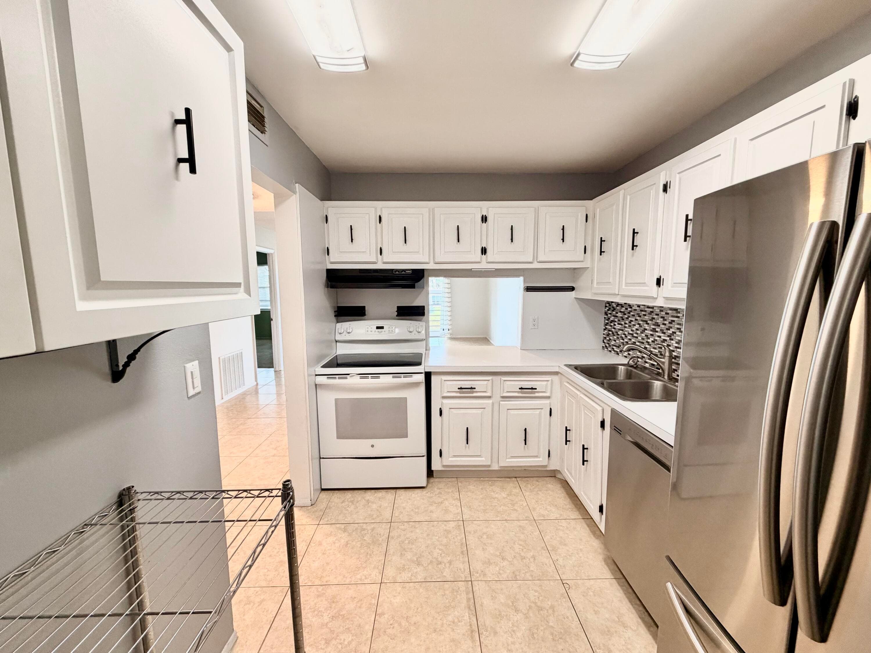 120 Lake Evelyn Drive, West Palm Beach, FL 33411 — photo 5 of 33