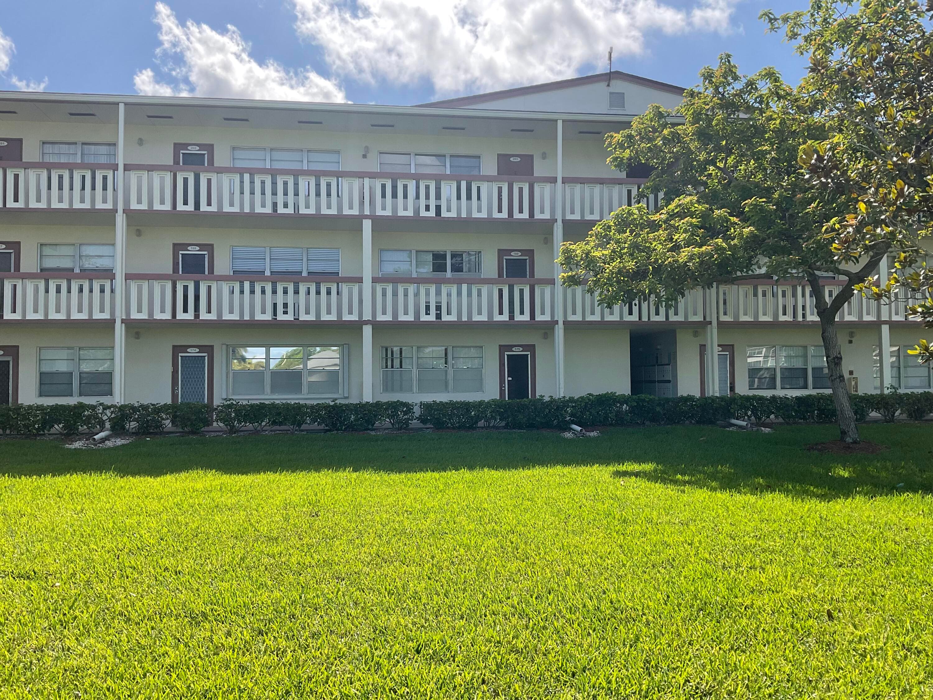 189 E Preston Way, Boca Raton, FL 33434 — photo 2 of 10