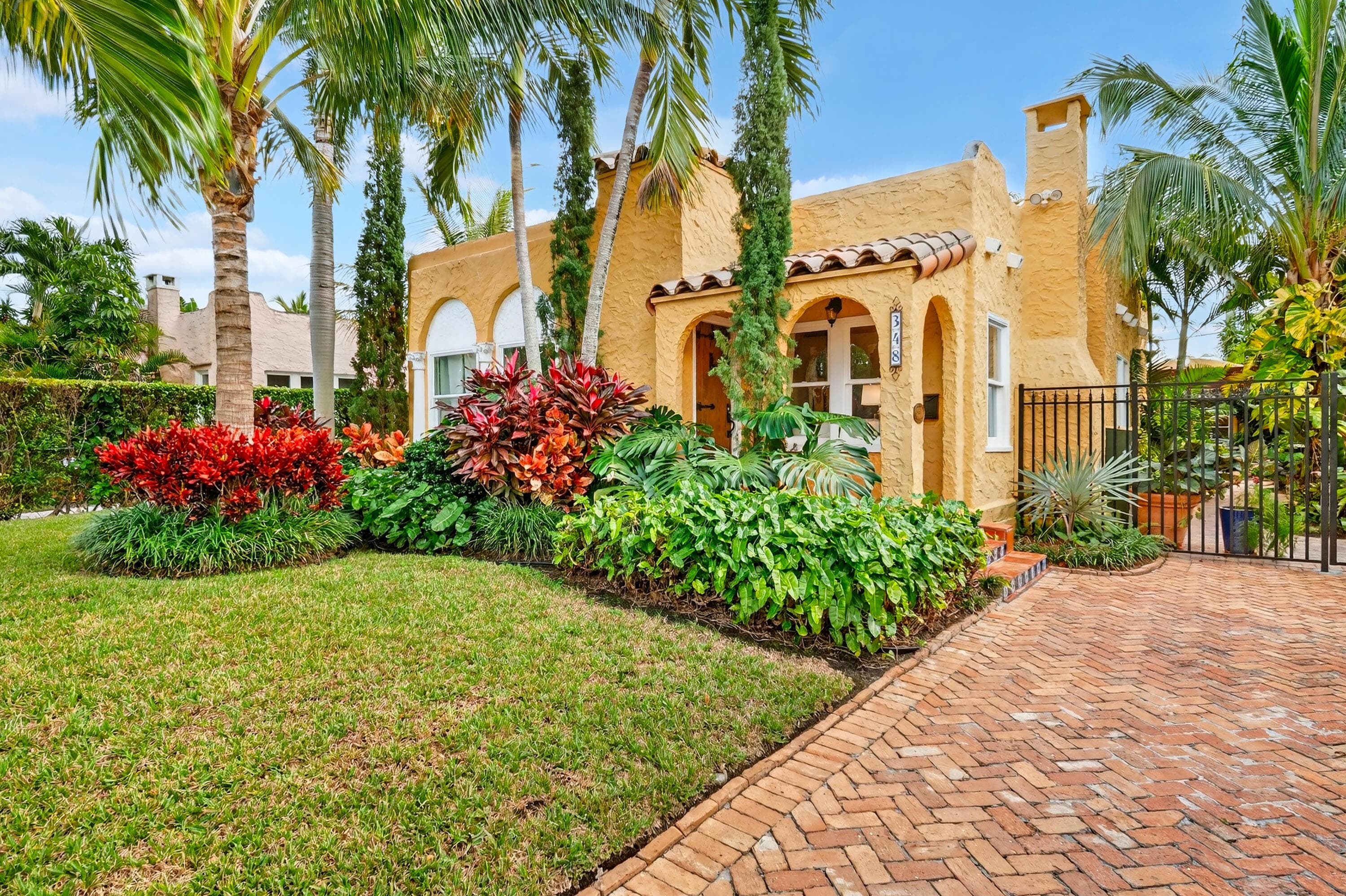 348 Plymouth Road, West Palm Beach, FL 33405 — photo 2 of 58