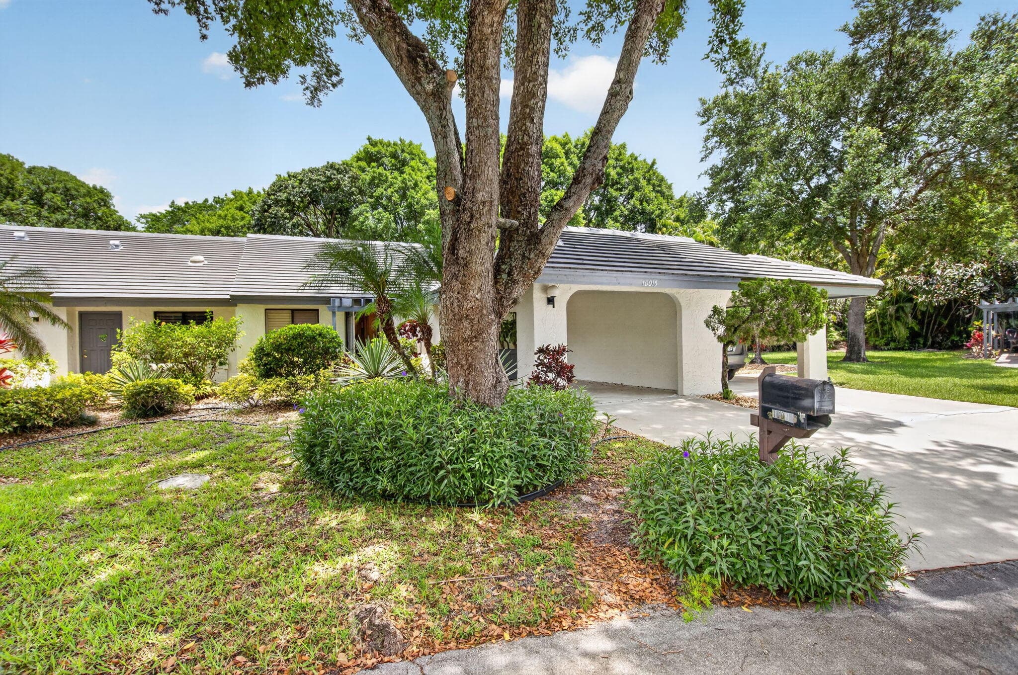 10015 Hickorywood Place, Boynton Beach, FL 33437 — photo 1 of 34