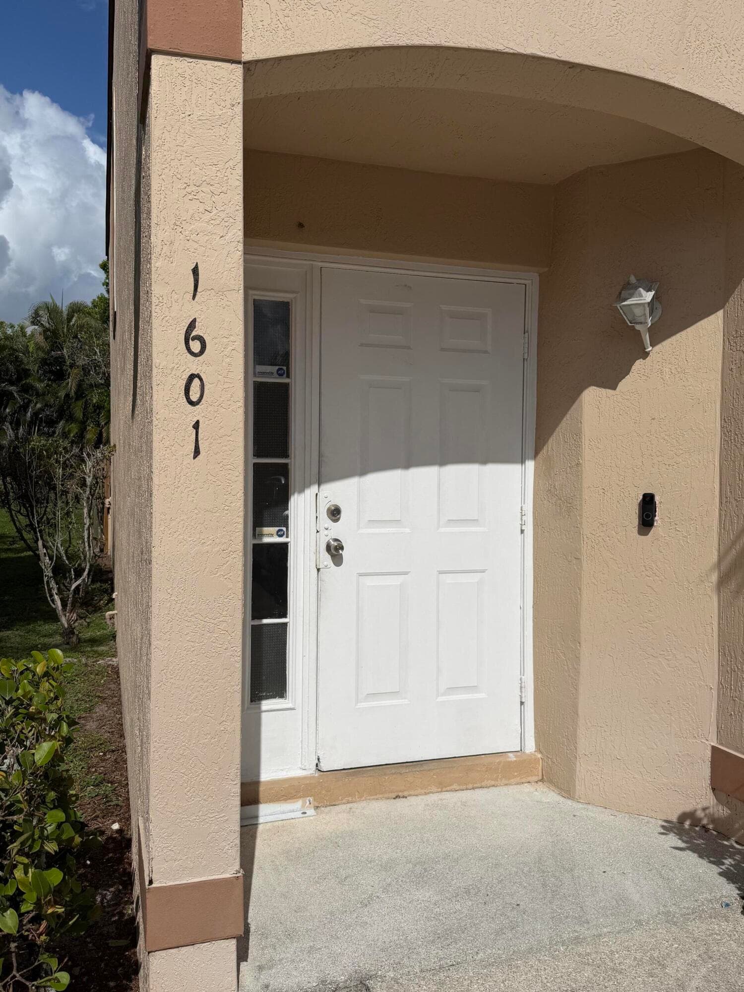 1601 Lakeview Drive W 1601, Royal Palm Beach, FL 33411 — photo 2 of 8