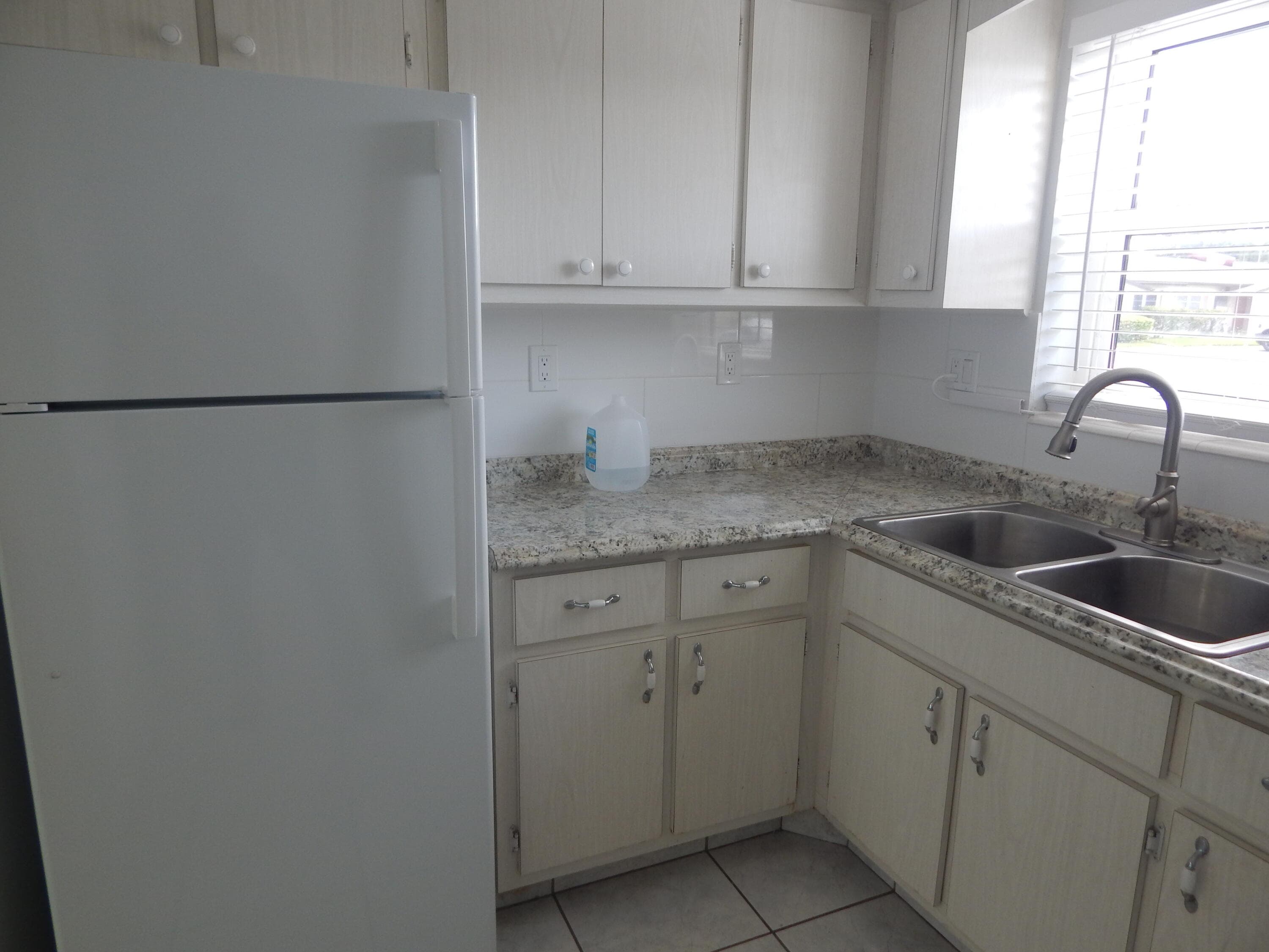 2930 E Ashley Dr Drive E B, West Palm Beach, FL 33415 — photo 3 of 17