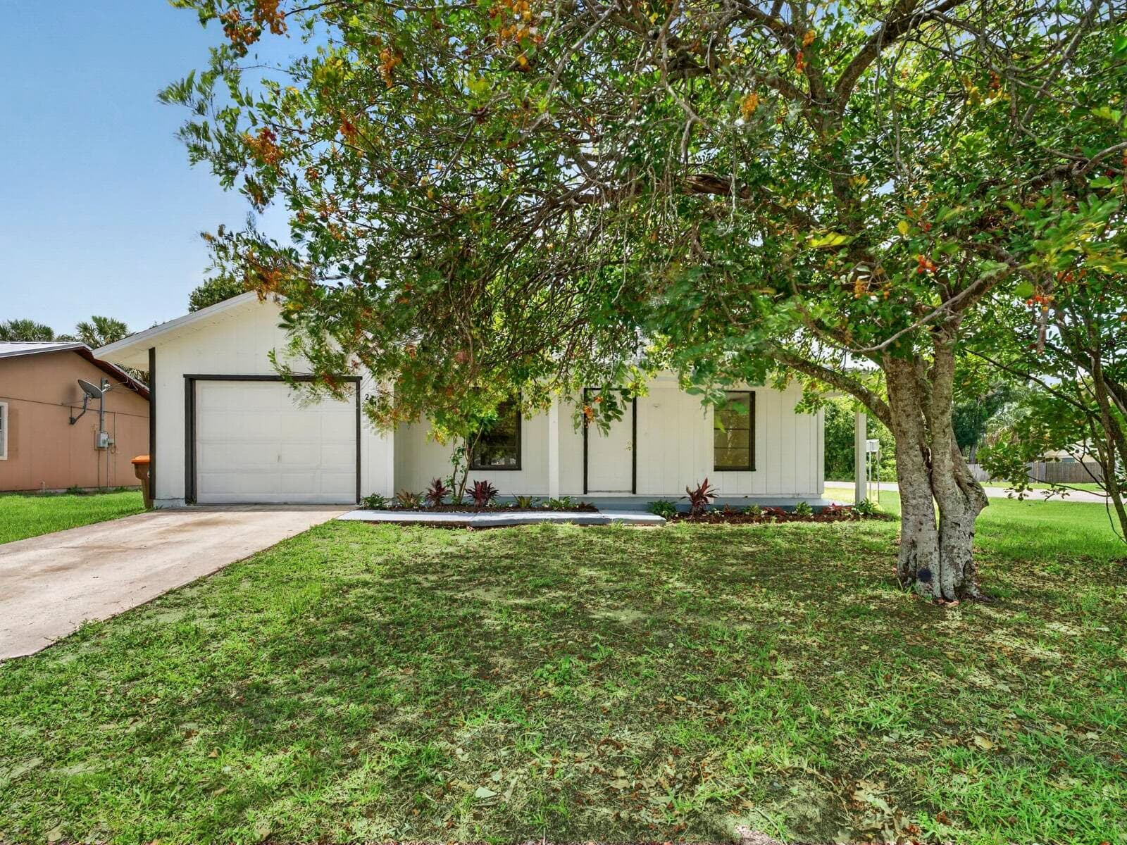 2575 1st Place, Vero Beach, FL 32962 — photo 1 of 32