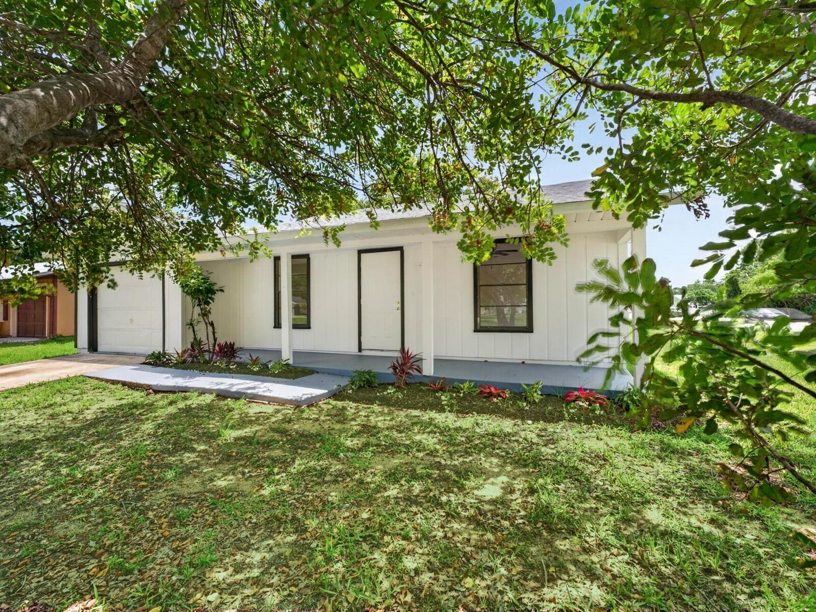 2575 1st Place, Vero Beach, FL 32962 — photo 2 of 32