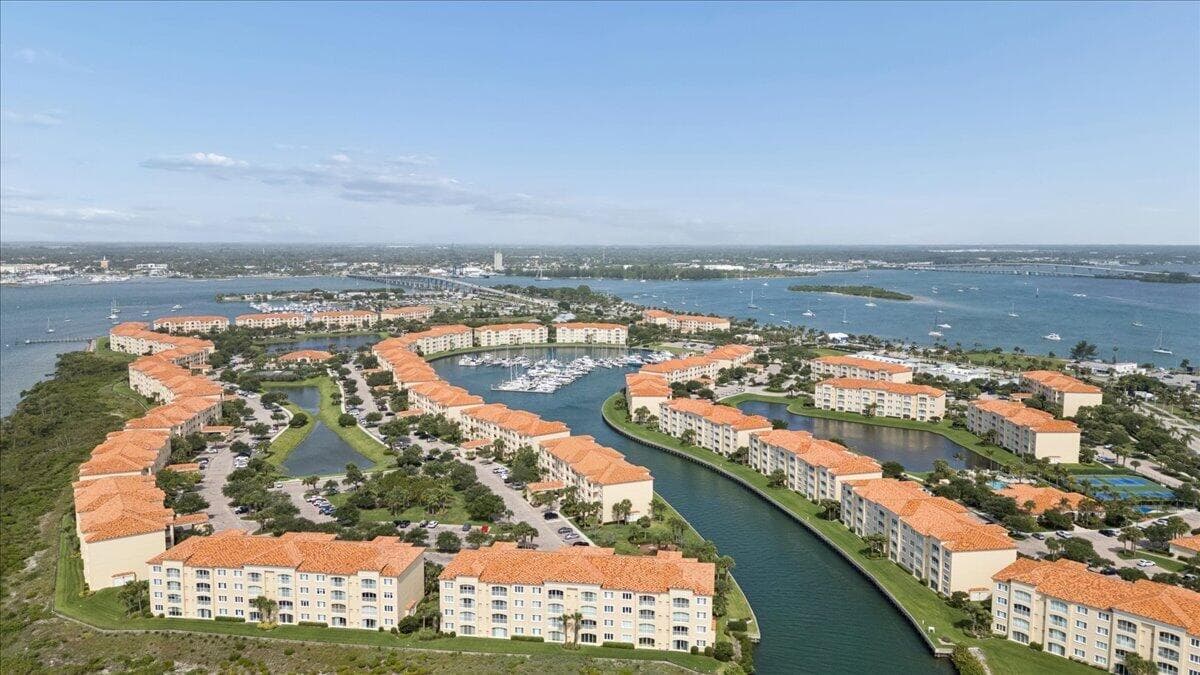 19 W Harbour Isle Dr Drive W 202, Fort Pierce, FL 34949 — photo 4 of 35