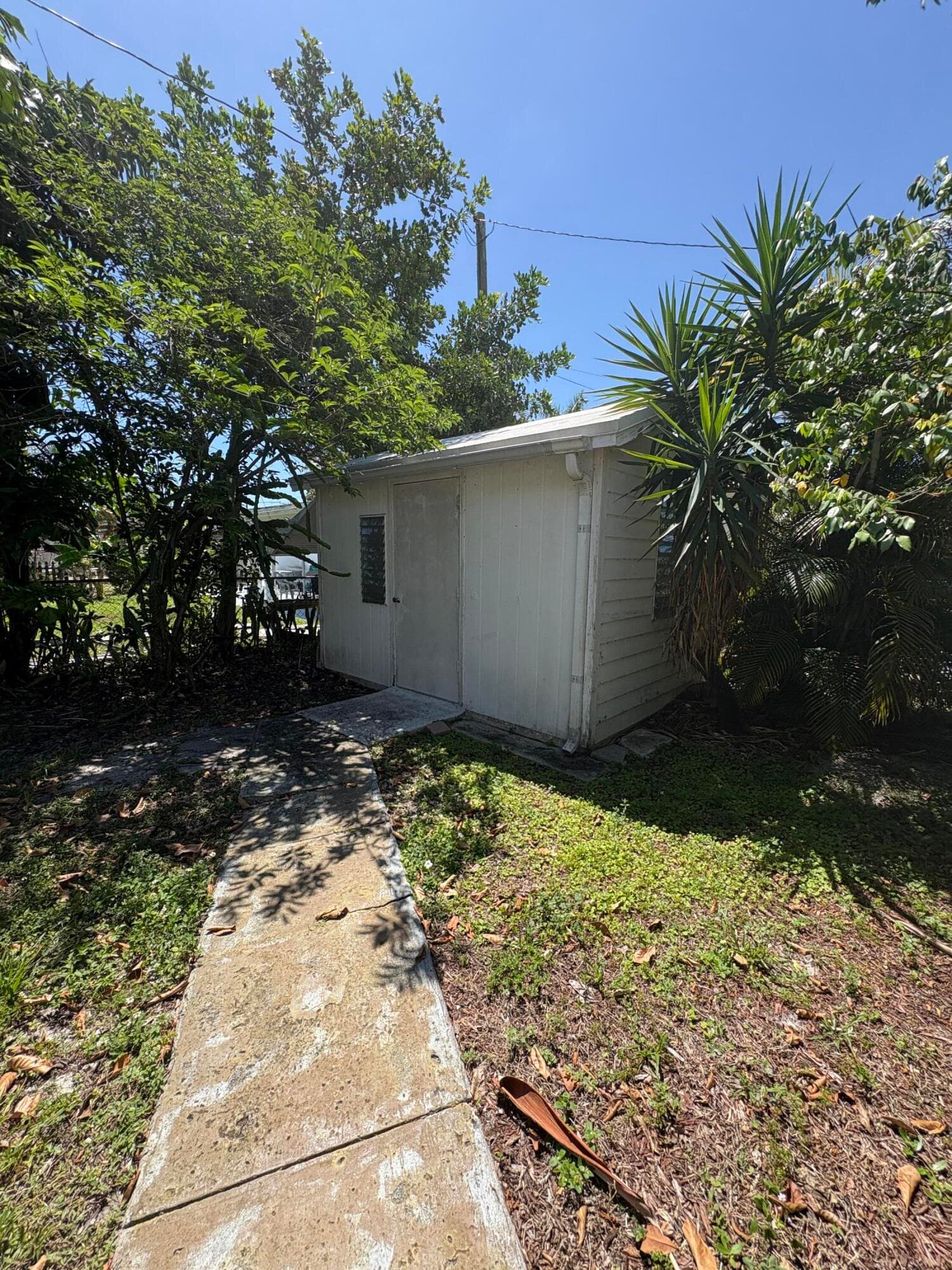 422 S Arnold Avenue, Lantana, FL 33462 — photo 5 of 16
