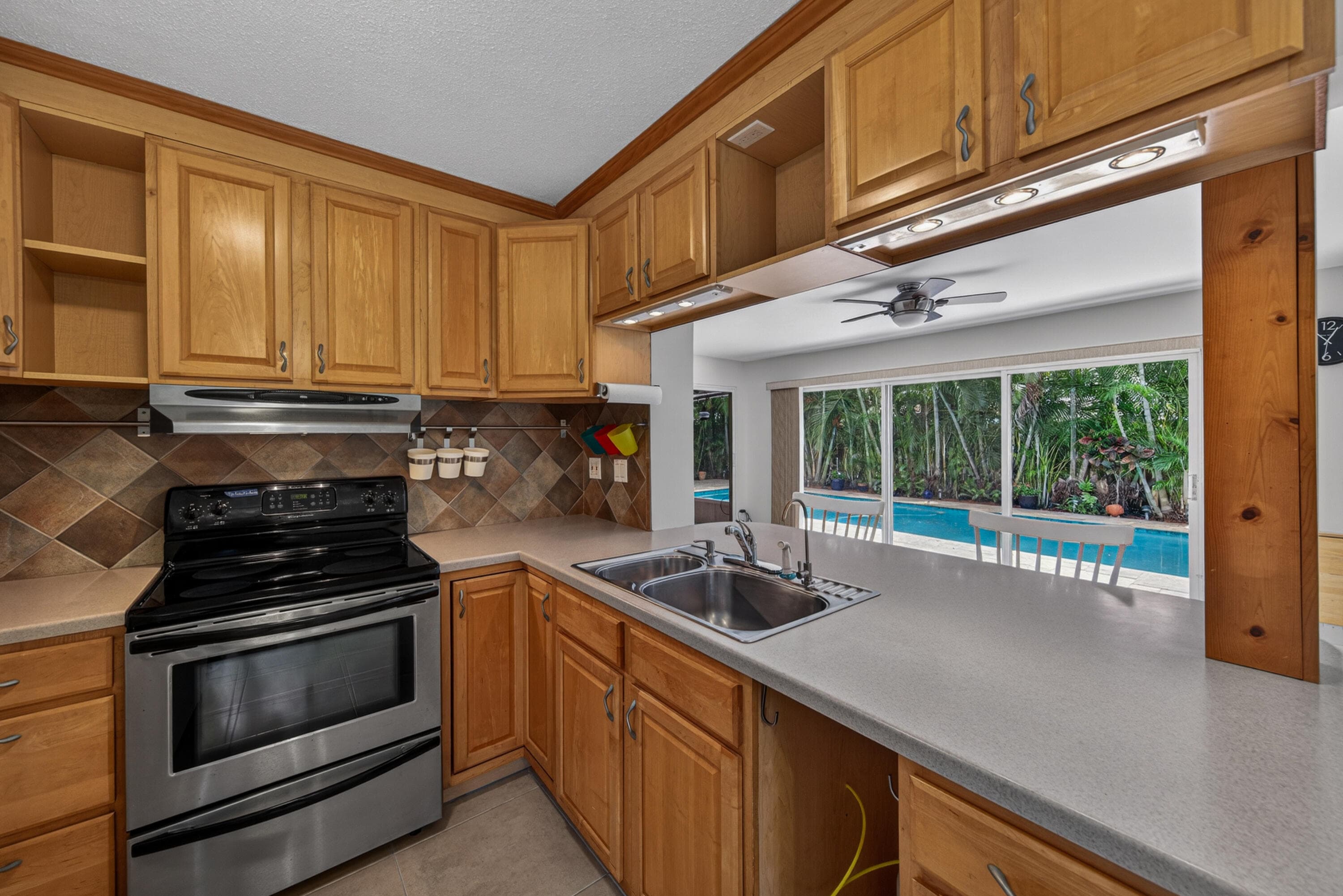 1540 NE 40th Street, Oakland Park, FL 33334 — photo 9 of 48
