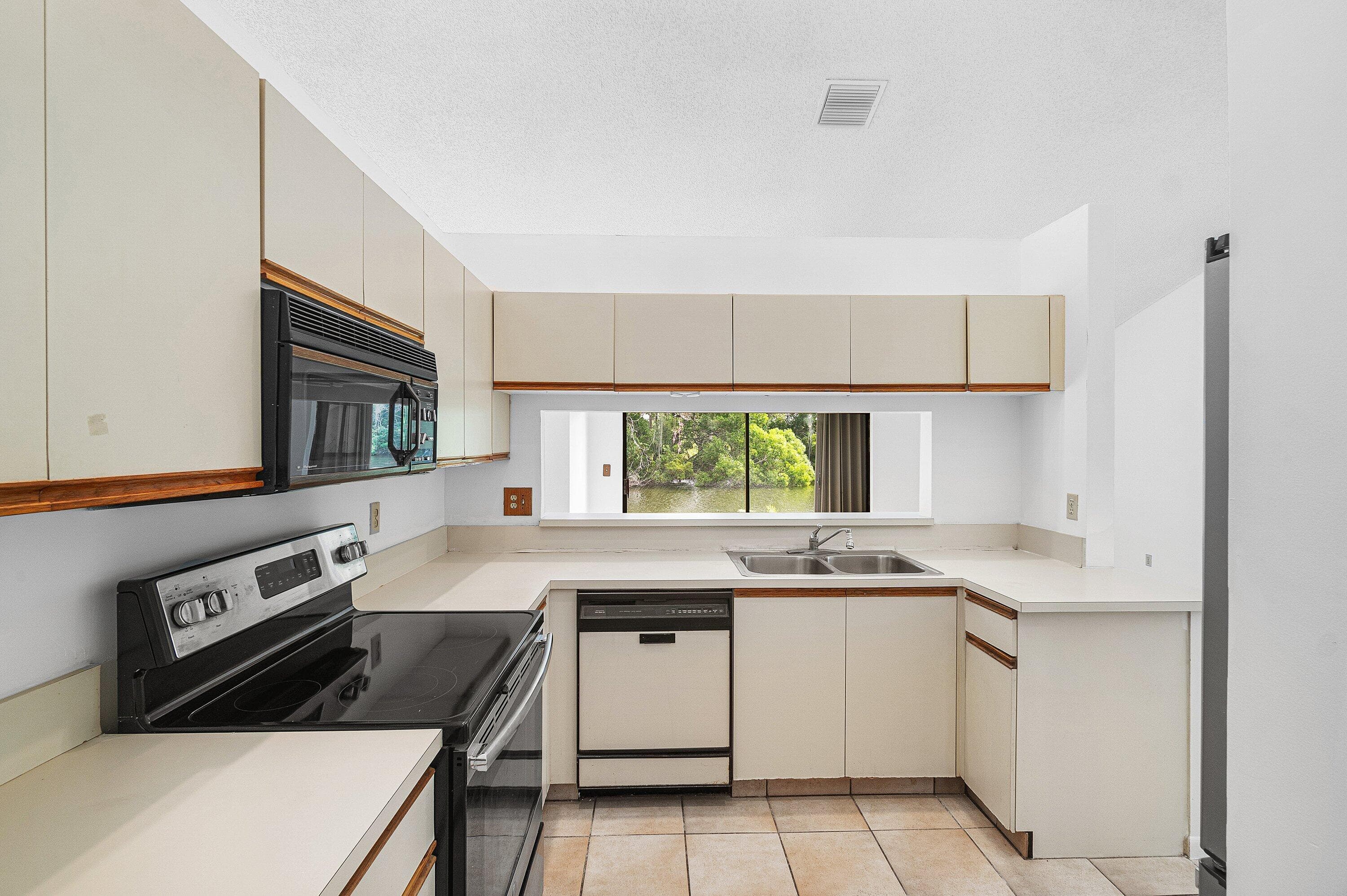 9297 Laurel Green Drive, Boynton Beach, FL 33437 — photo 14 of 40