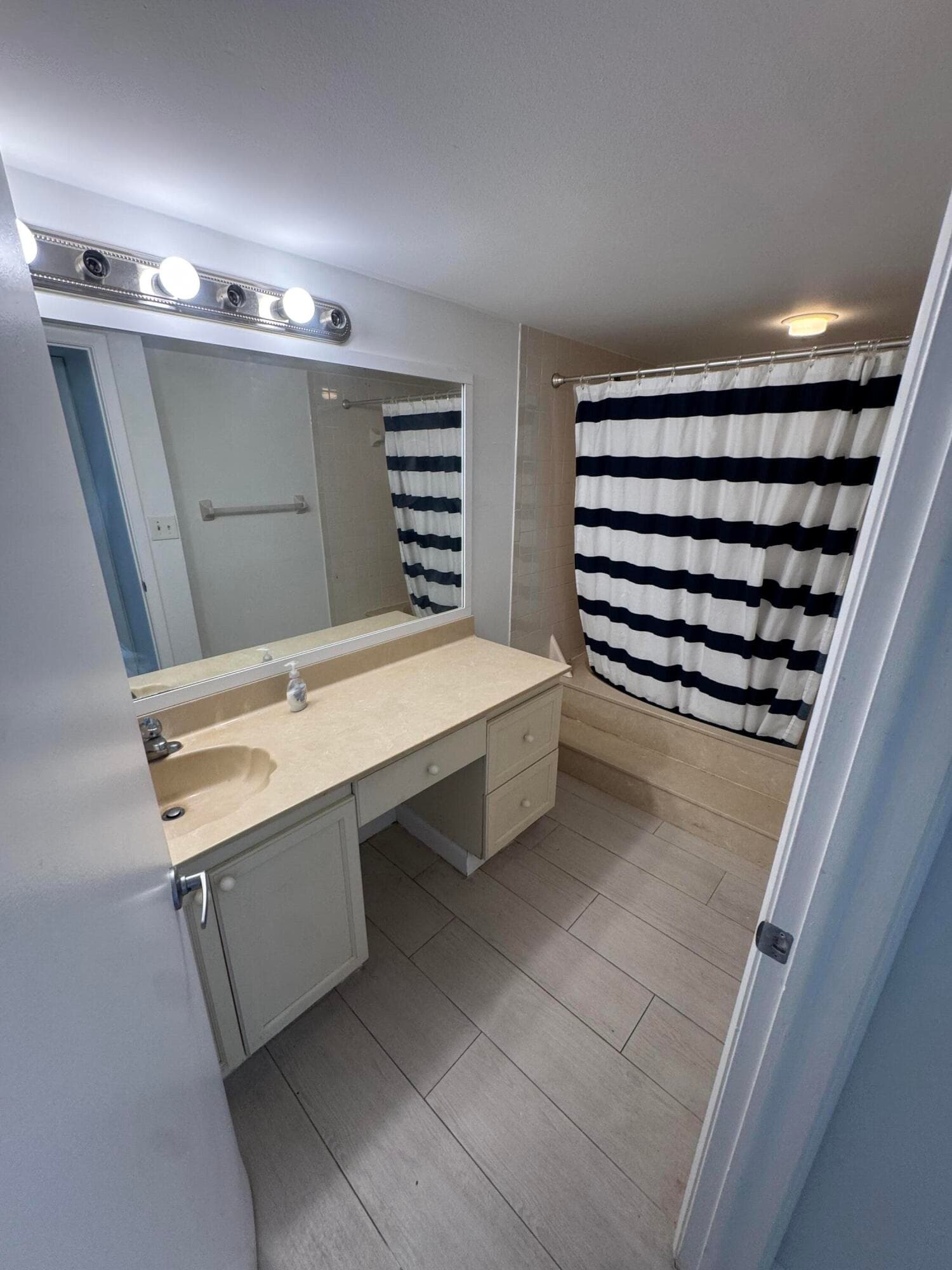 612 Executive Center Drive 102, West Palm Beach, FL 33401 — photo 3 of 8