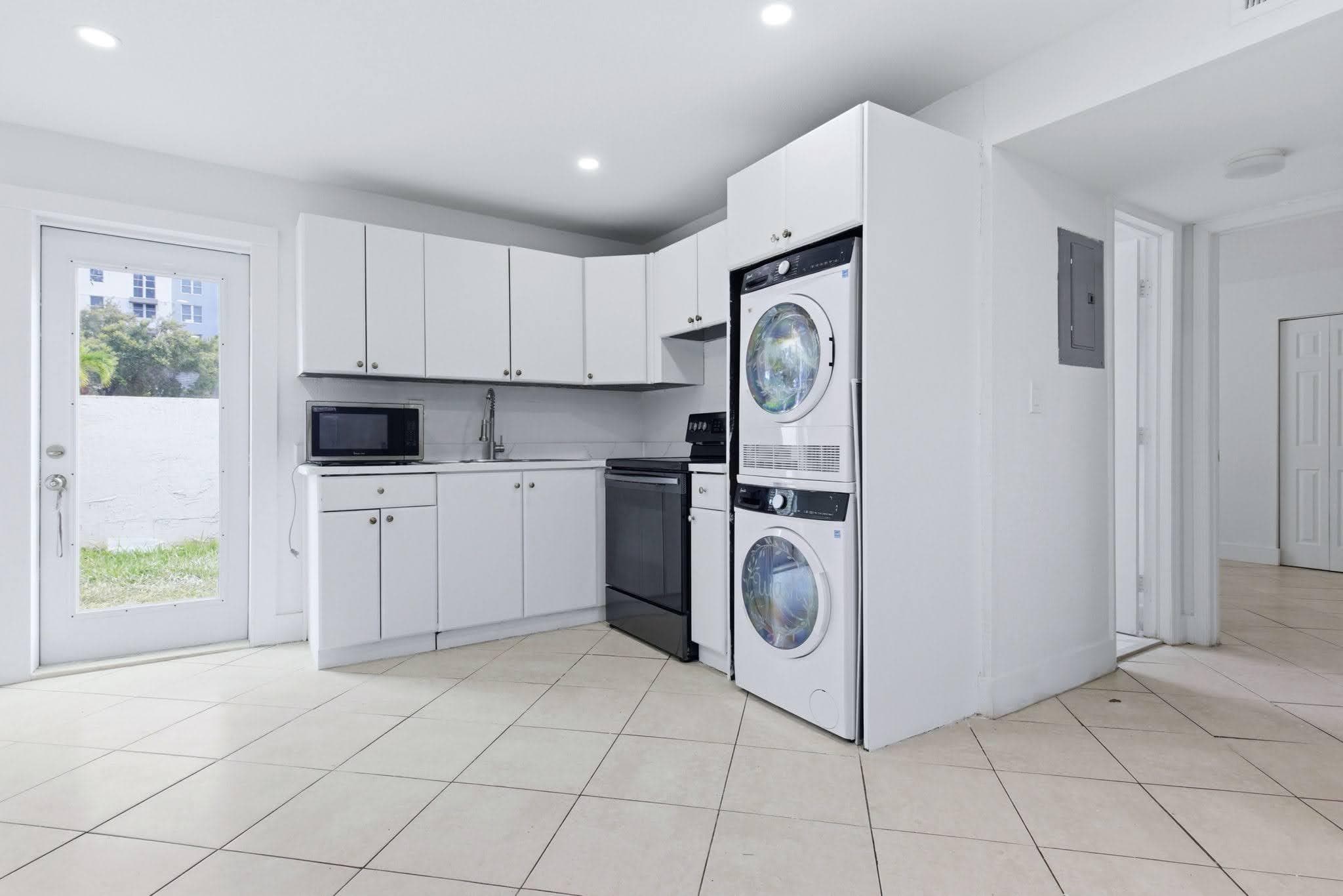1015 NE 17th Avenue 102, Fort Lauderdale, FL 33304 — photo 4 of 12