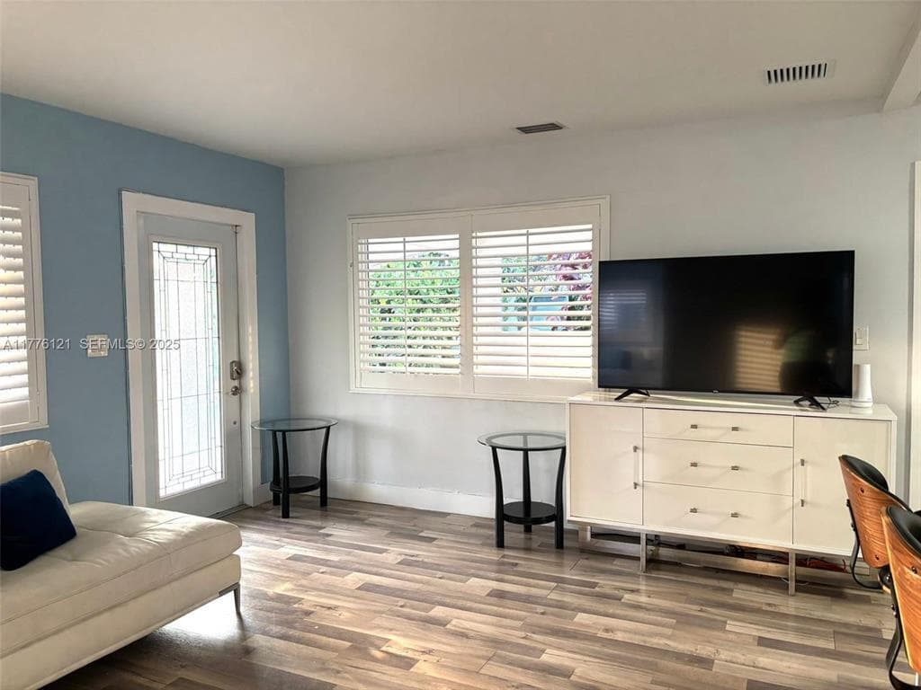 4580 NE 3rd Avenue, Oakland Park, FL 33334 — photo 5 of 16